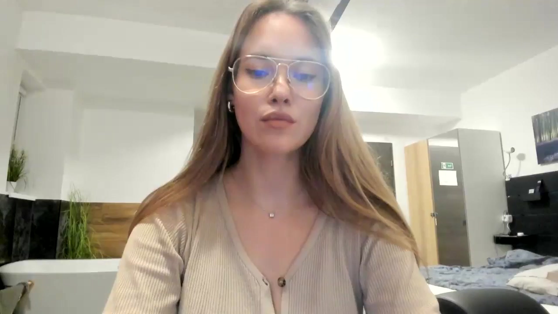 Gallery image thumbnail from SkySunFlower's myfreecams stream on, 10/16/2024, 18:13 image 4 of 20