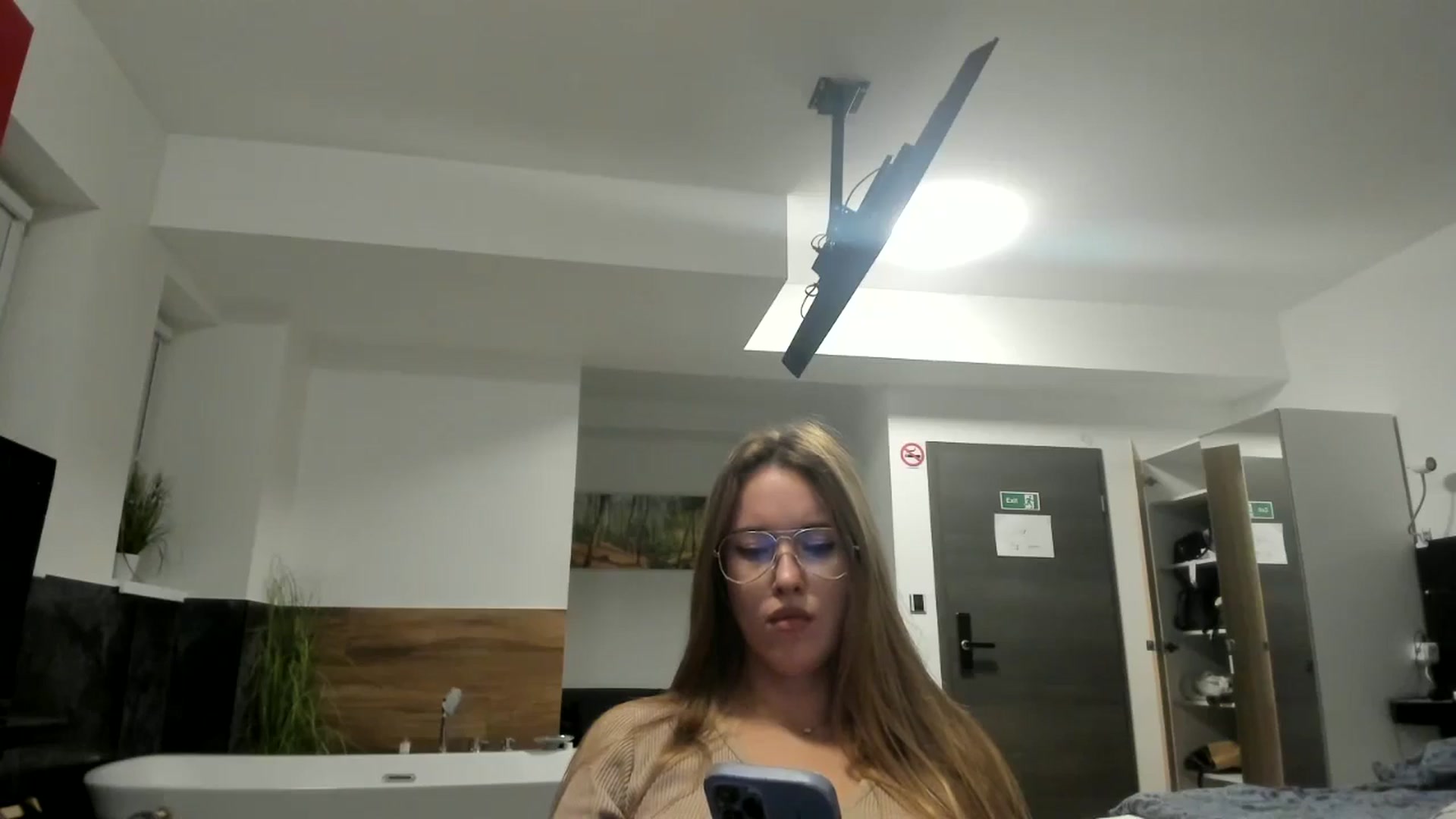 Gallery image thumbnail from SkySunFlower's myfreecams stream on, 10/16/2024, 18:13 image 18 of 20