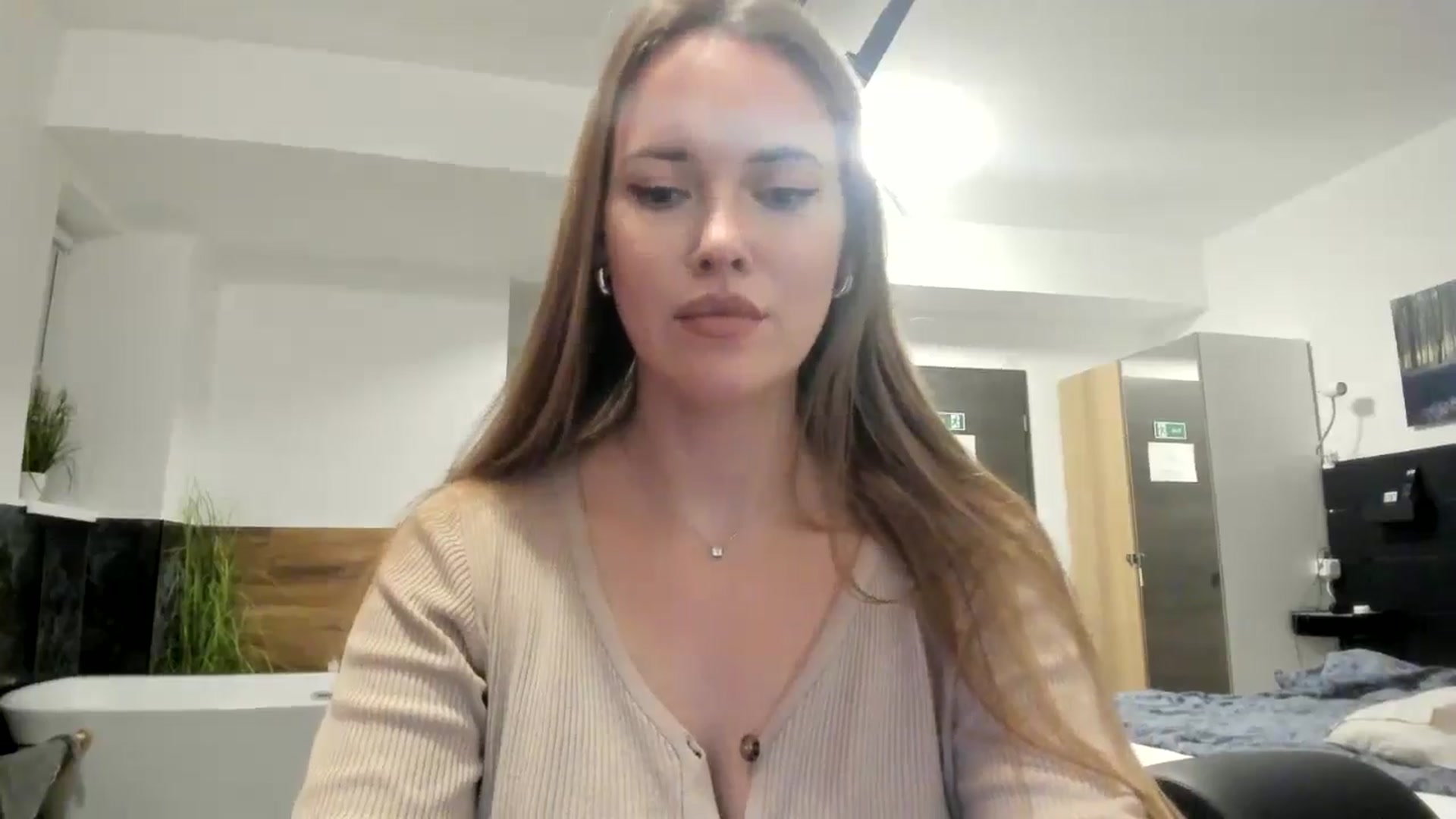 Gallery image thumbnail from SkySunFlower's myfreecams stream on, 10/16/2024, 18:13 image 3 of 20