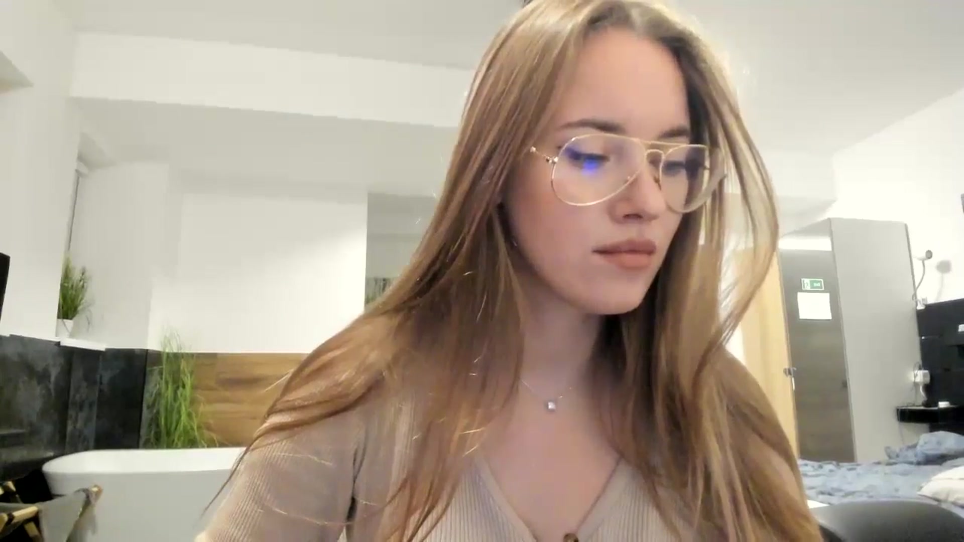 Gallery image thumbnail from SkySunFlower's myfreecams stream on, 10/16/2024, 18:13 image 5 of 20