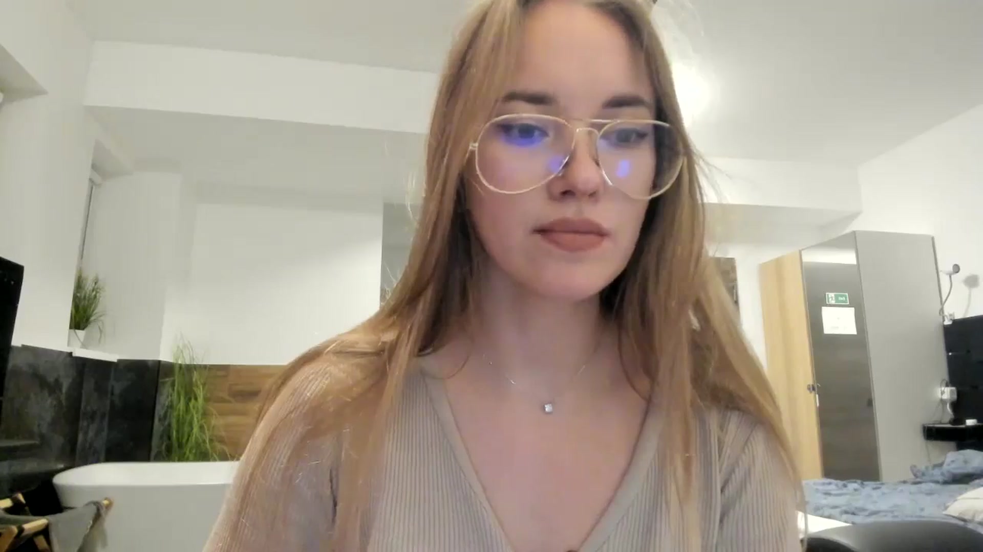 Gallery image thumbnail from SkySunFlower's myfreecams stream on, 10/16/2024, 18:13 image 14 of 20
