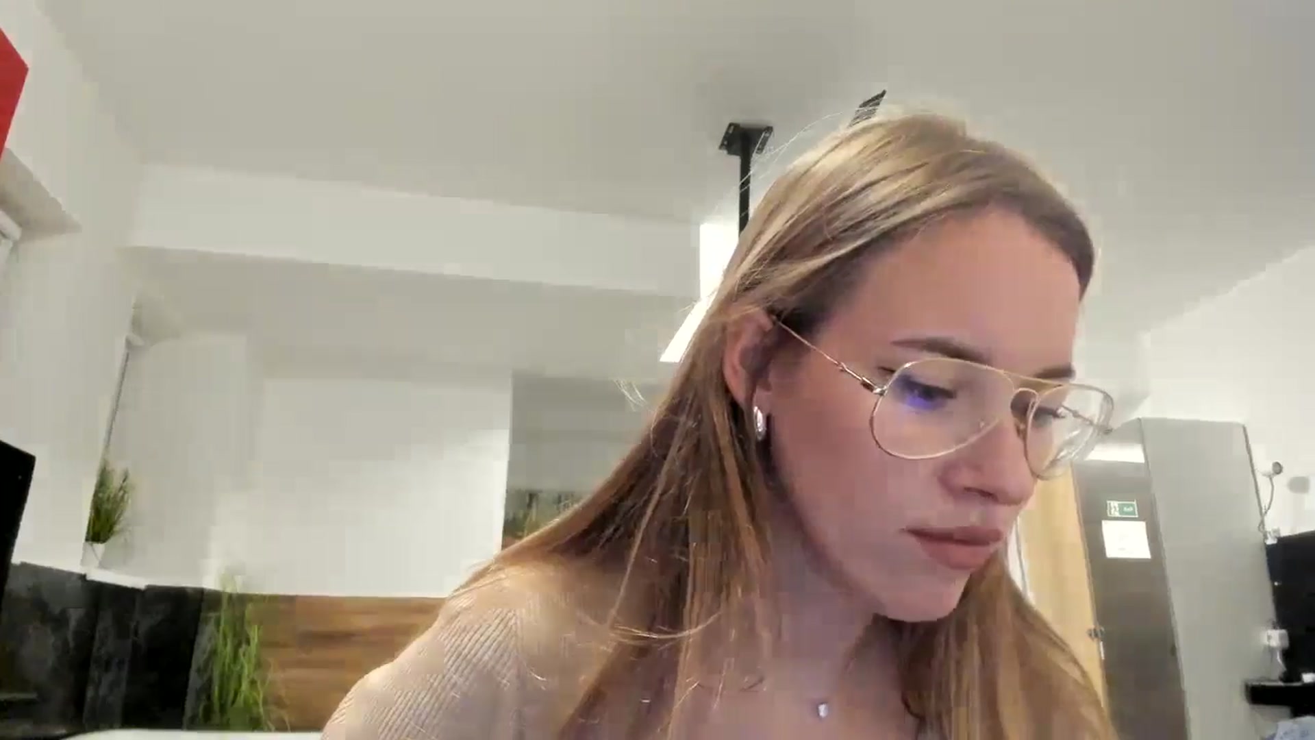 Gallery image thumbnail from SkySunFlower's myfreecams stream on, 10/16/2024, 18:13 image 15 of 20