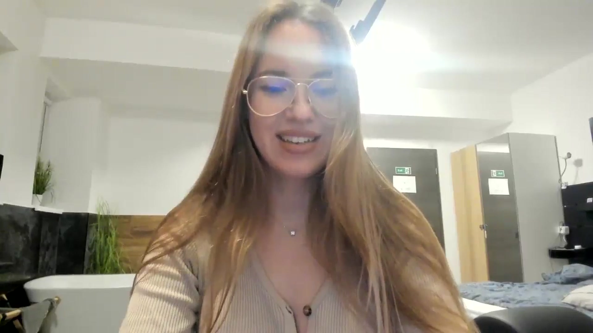 Gallery image thumbnail from SkySunFlower's myfreecams stream on, 10/16/2024, 18:13 image 6 of 20