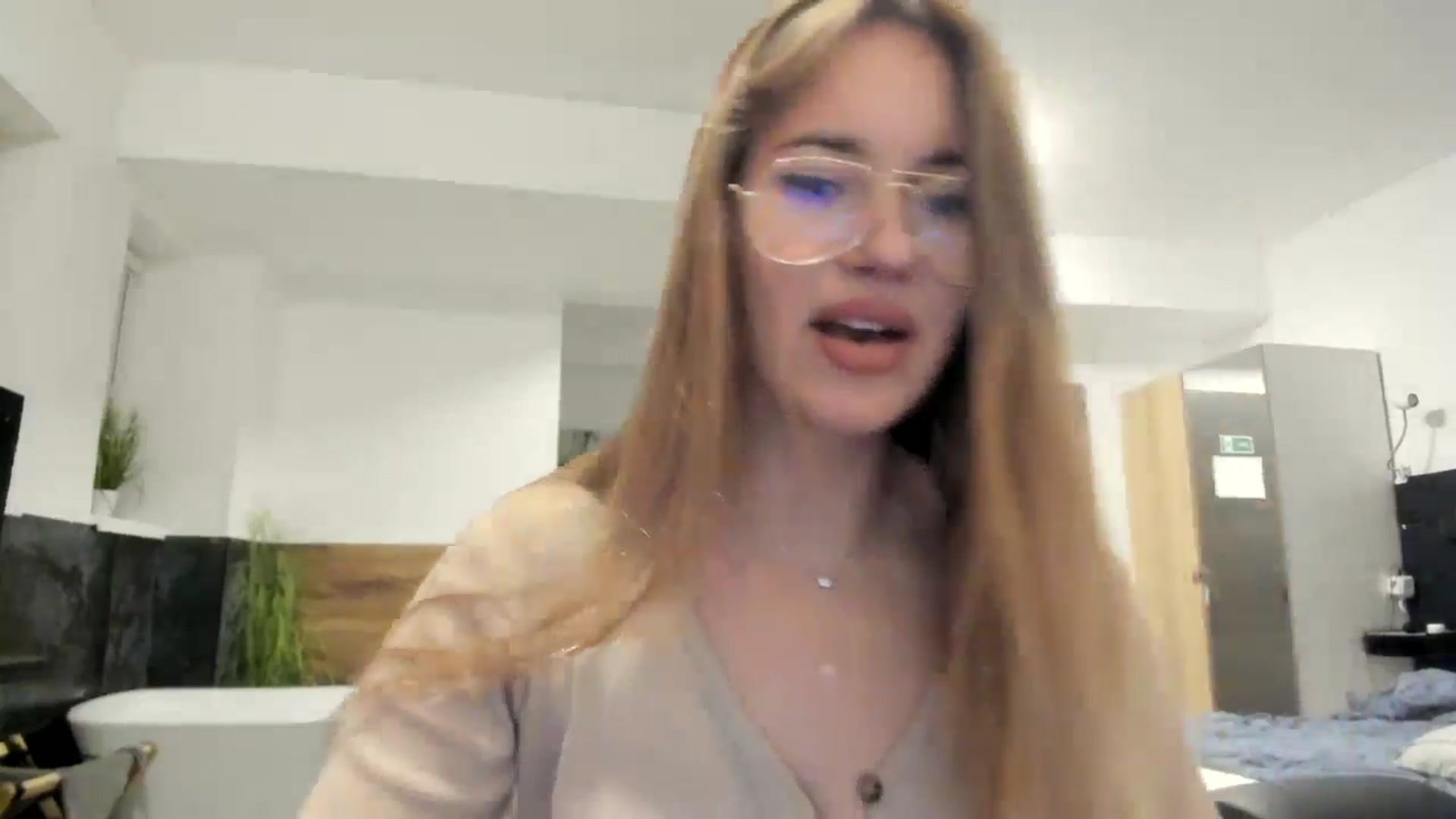 Gallery image thumbnail from SkySunFlower's myfreecams stream on, 10/16/2024, 18:13 image 13 of 20