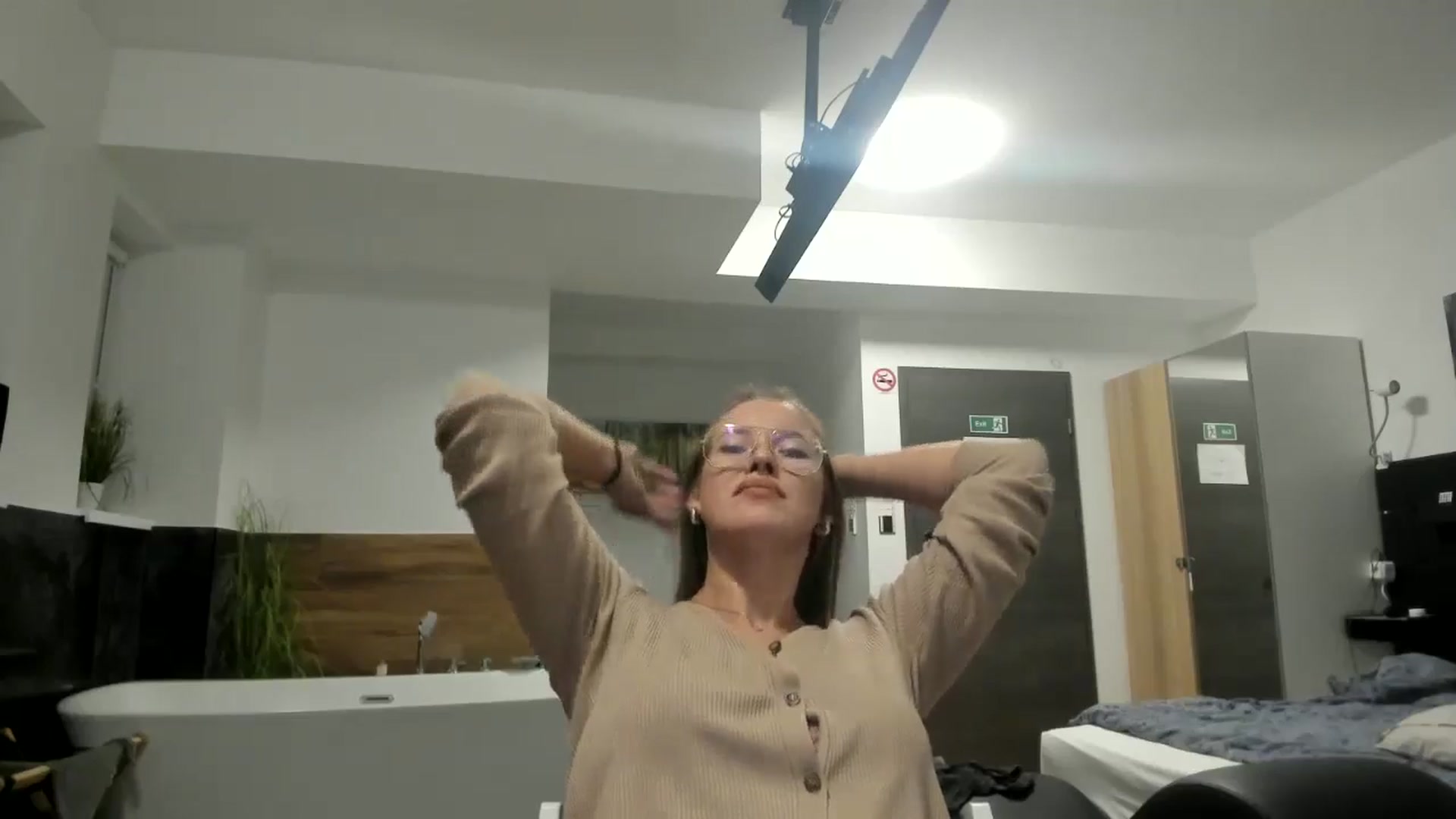 Gallery image thumbnail from SkySunFlower's myfreecams stream on, 10/16/2024, 18:13 image 7 of 20