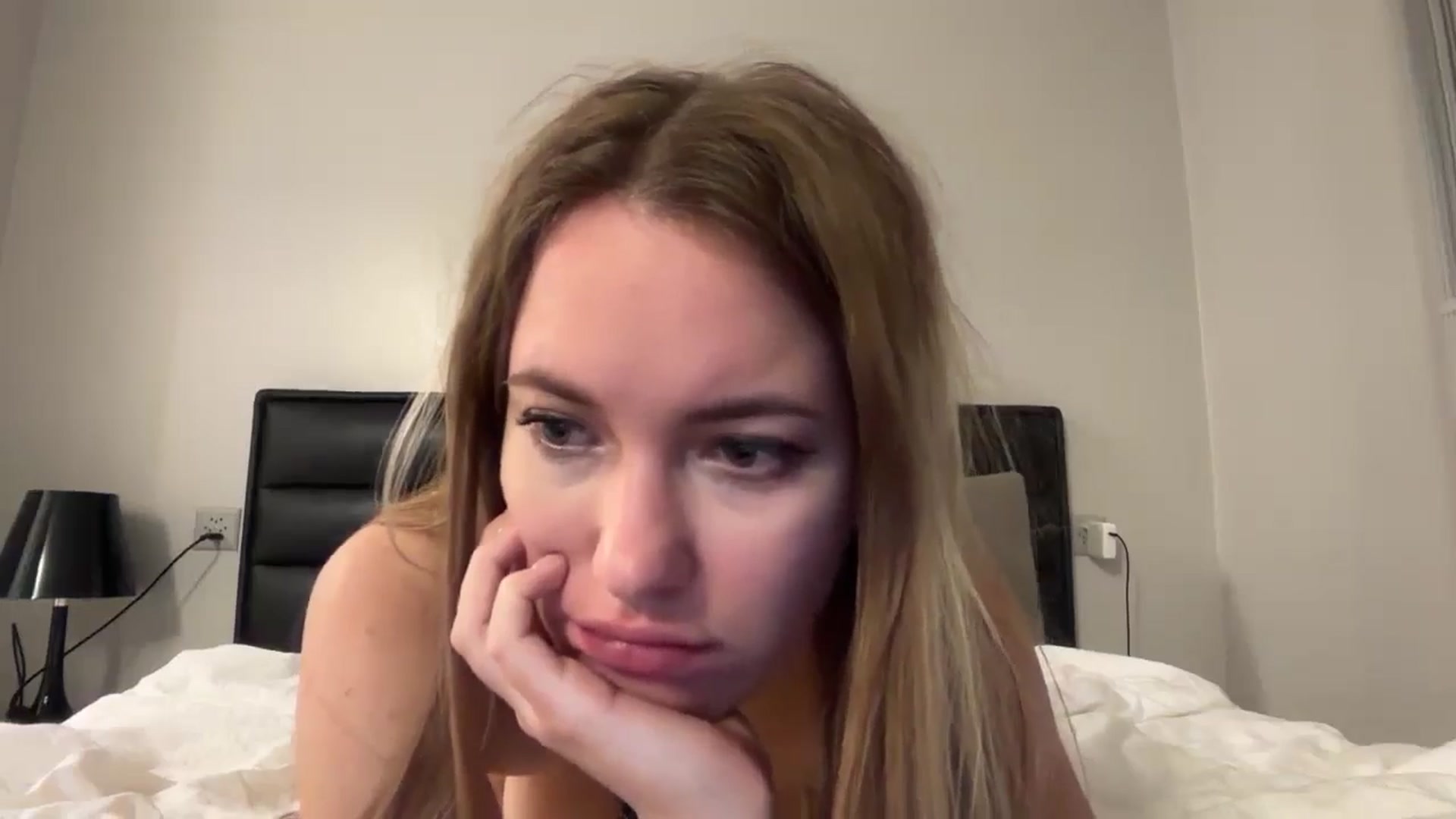 Gallery image thumbnail from SkySunFlower's myfreecams stream on, 12/16/2024, 24:29 image 17 of 20