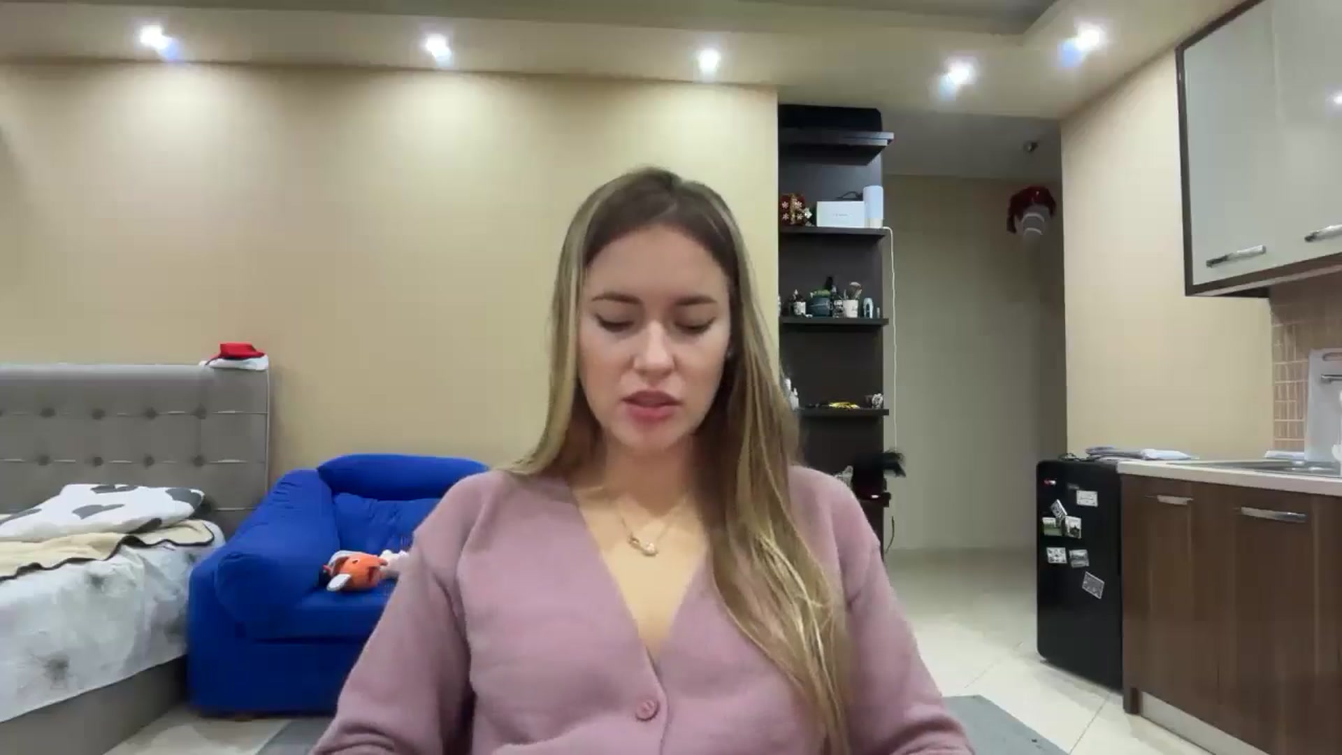 Gallery image thumbnail from SkySunFlower's myfreecams stream on, 12/20/2024, 20:03 image 3 of 20