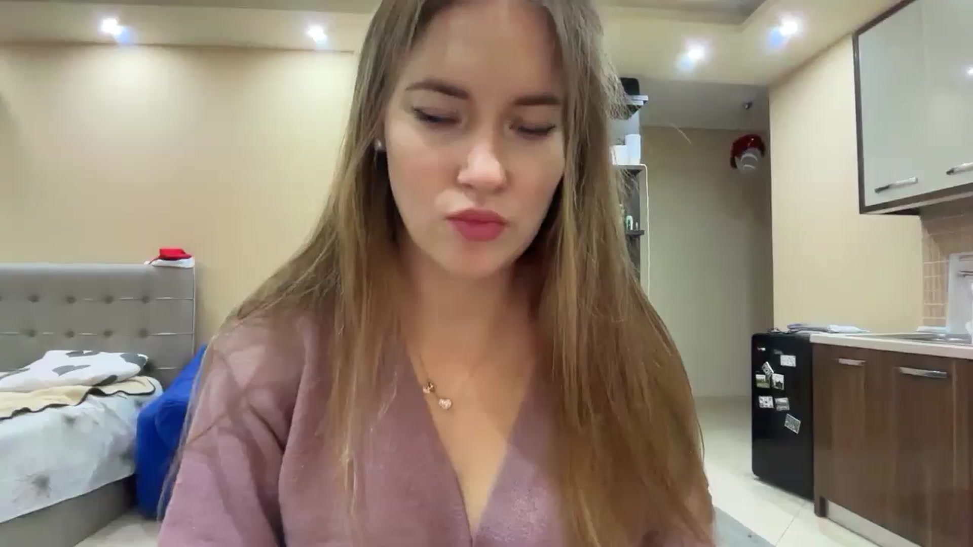 Gallery image thumbnail from SkySunFlower's myfreecams stream on, 12/20/2024, 20:03 image 4 of 20