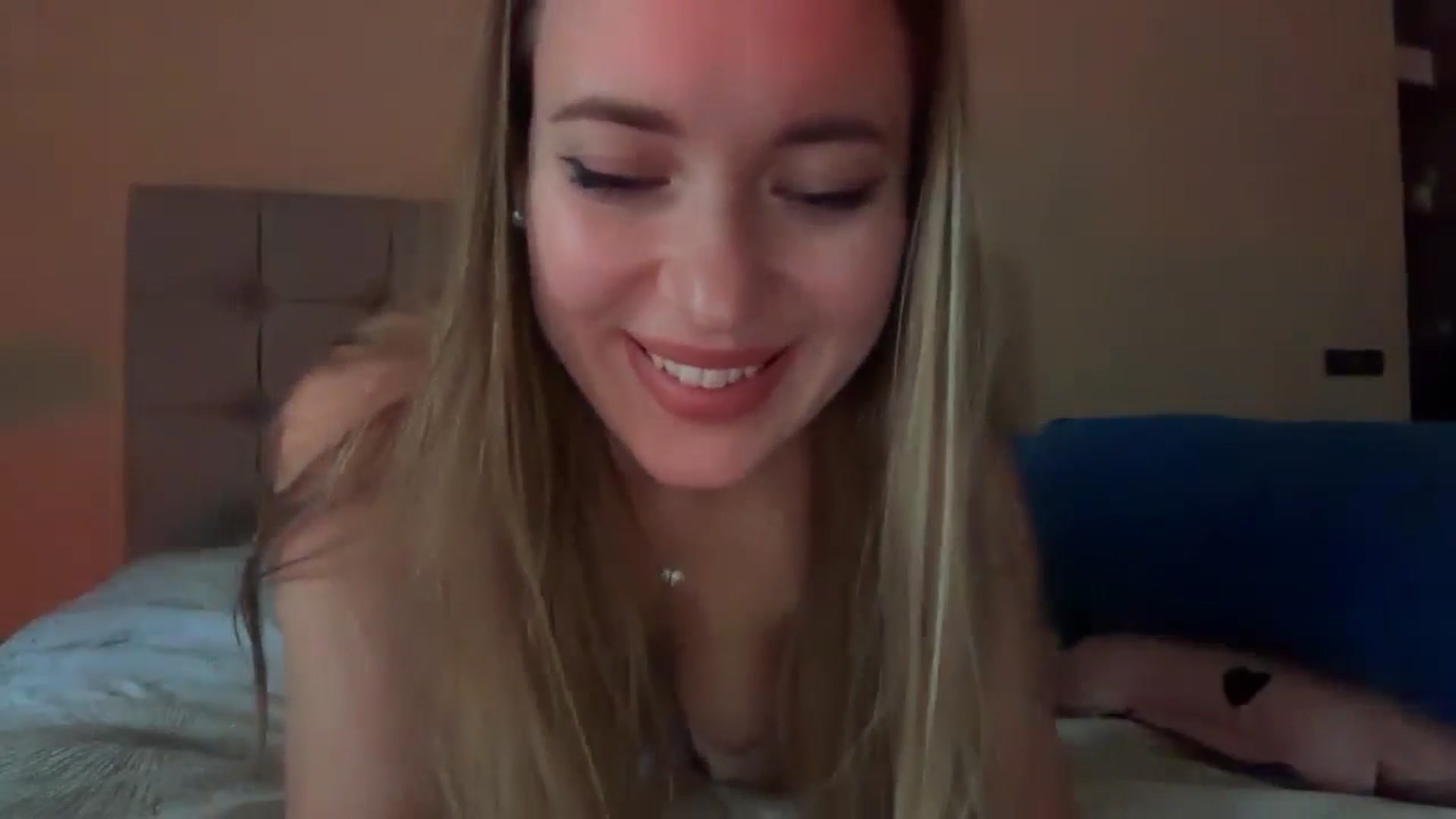 Gallery image thumbnail from SkySunFlower's myfreecams stream on, 12/29/2024, 08:36 image 3 of 20