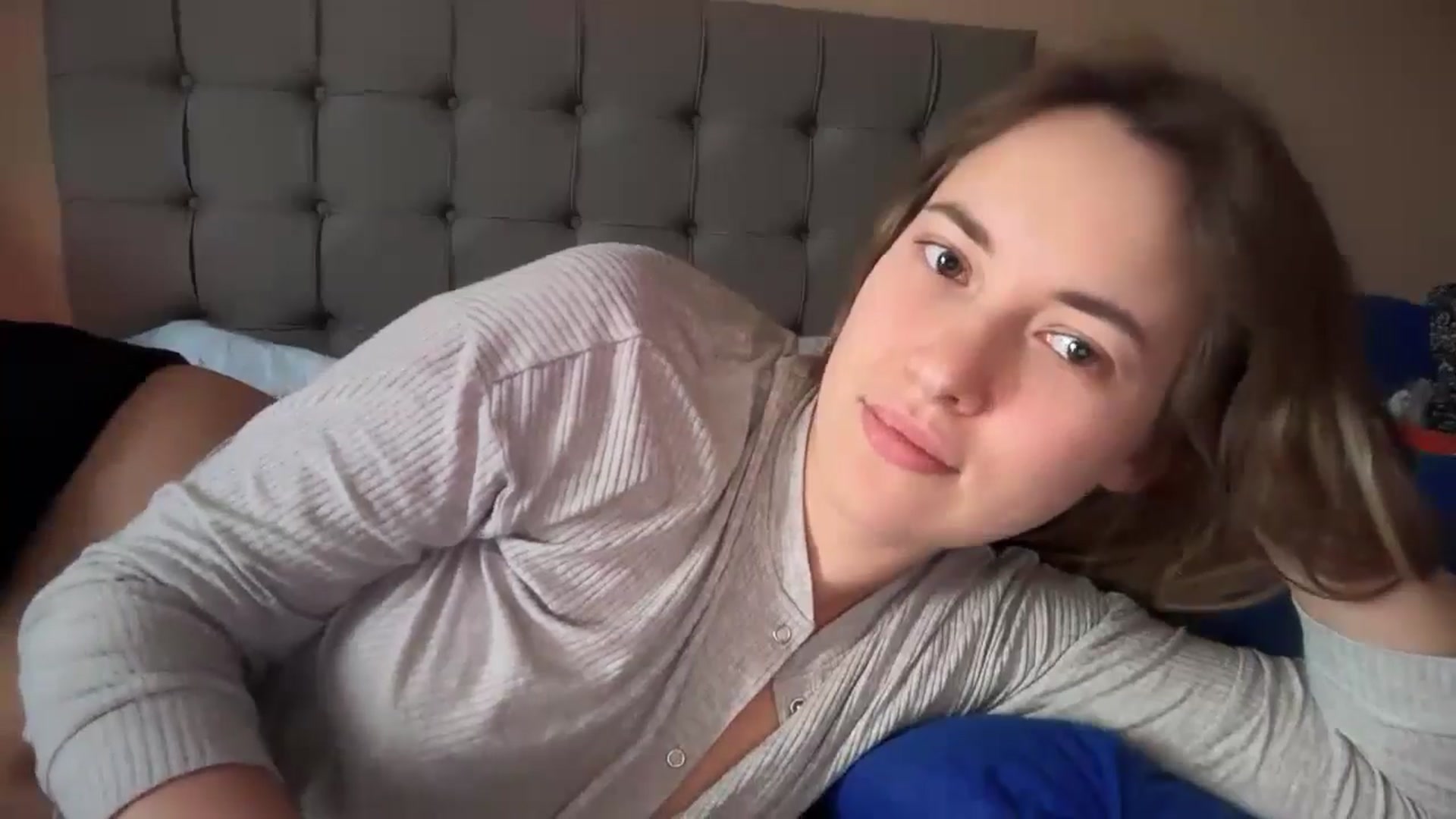 Gallery image thumbnail from SkySunFlower's myfreecams stream on, 01/02/2025, 09:02 image 12 of 20
