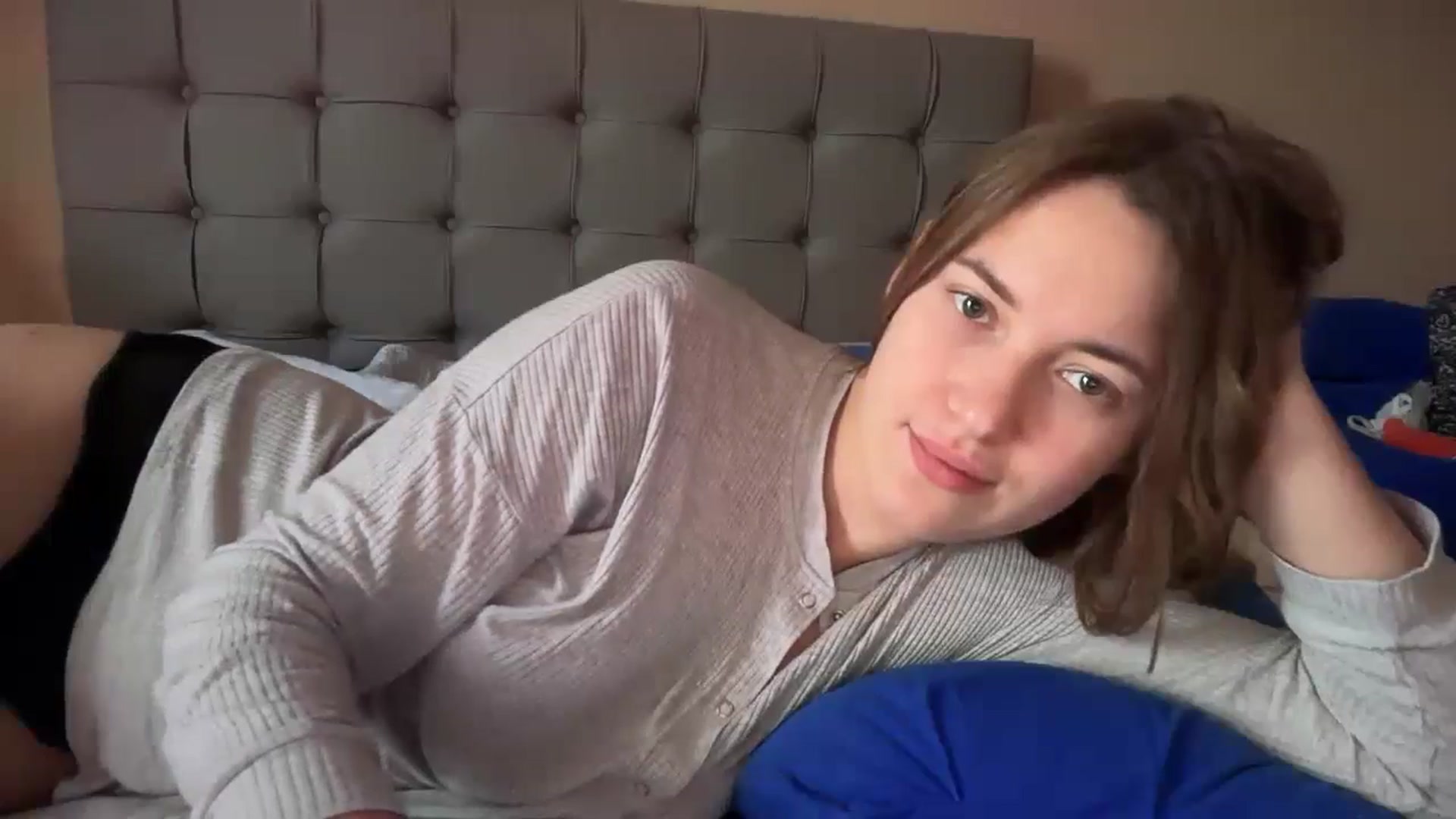Gallery image thumbnail from SkySunFlower's myfreecams stream on, 01/02/2025, 09:02 image 5 of 20