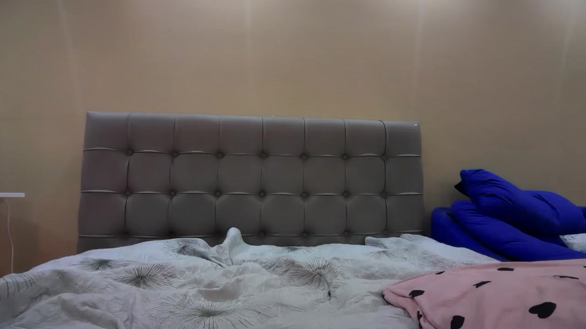 Gallery image thumbnail from SkySunFlower's myfreecams stream on, 01/04/2025, 24:00 image 13 of 20