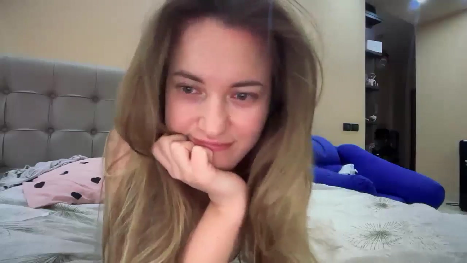 Gallery image thumbnail from SkySunFlower's myfreecams stream on, 01/04/2025, 09:32 image 20 of 20