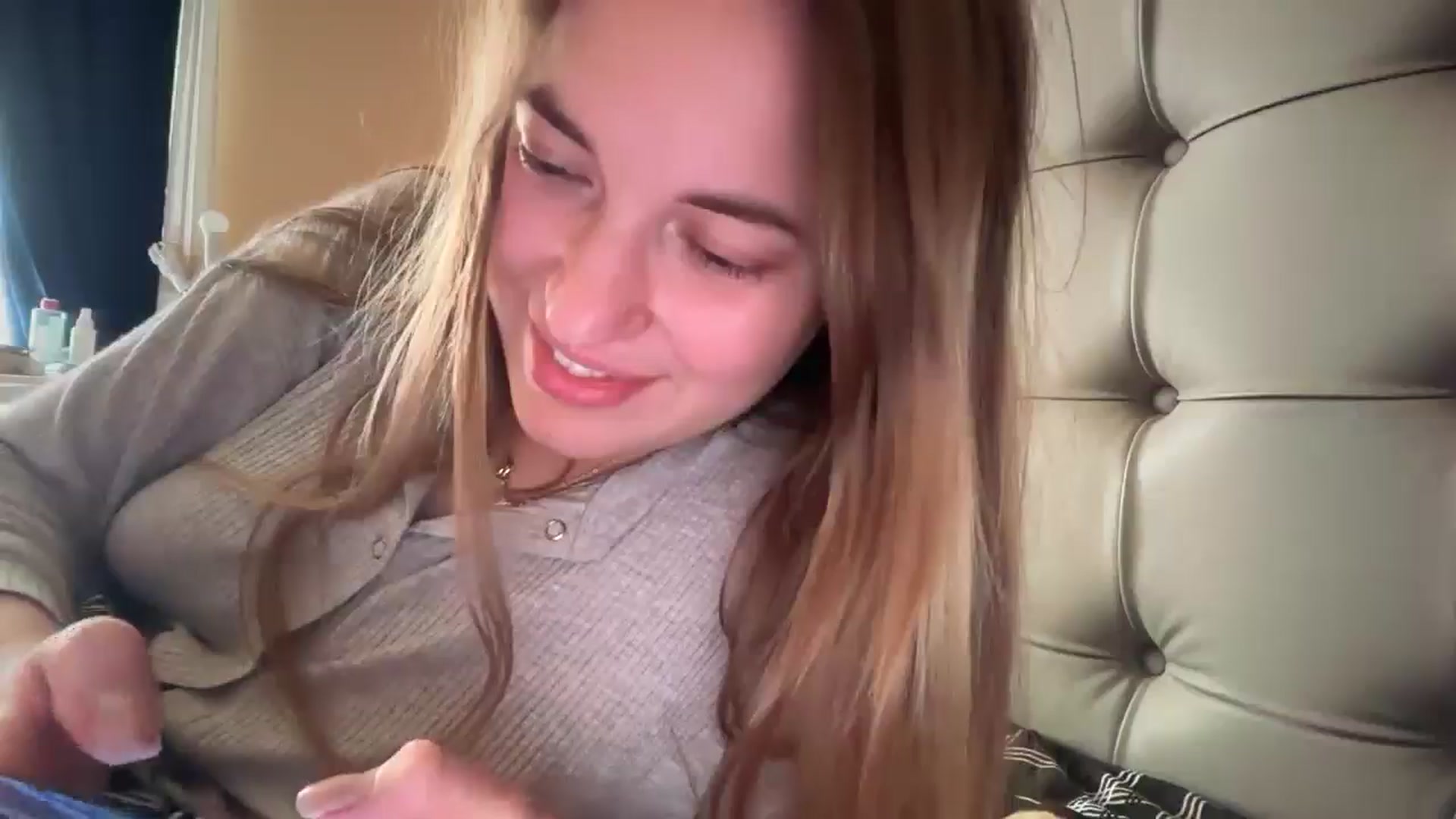 Gallery image thumbnail from SkySunFlower's myfreecams stream on, 01/08/2025, 15:01 image 8 of 20