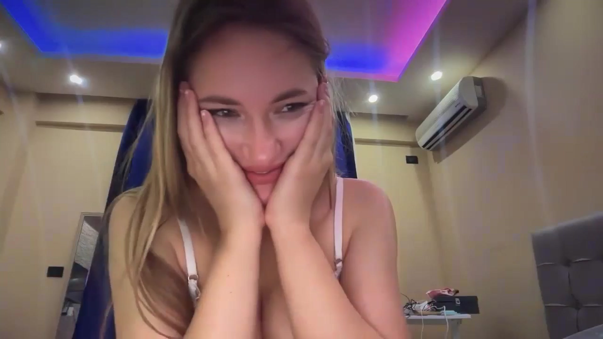 Gallery image thumbnail from SkySunFlower's myfreecams stream on, 01/14/2025, 19:42 image 11 of 20