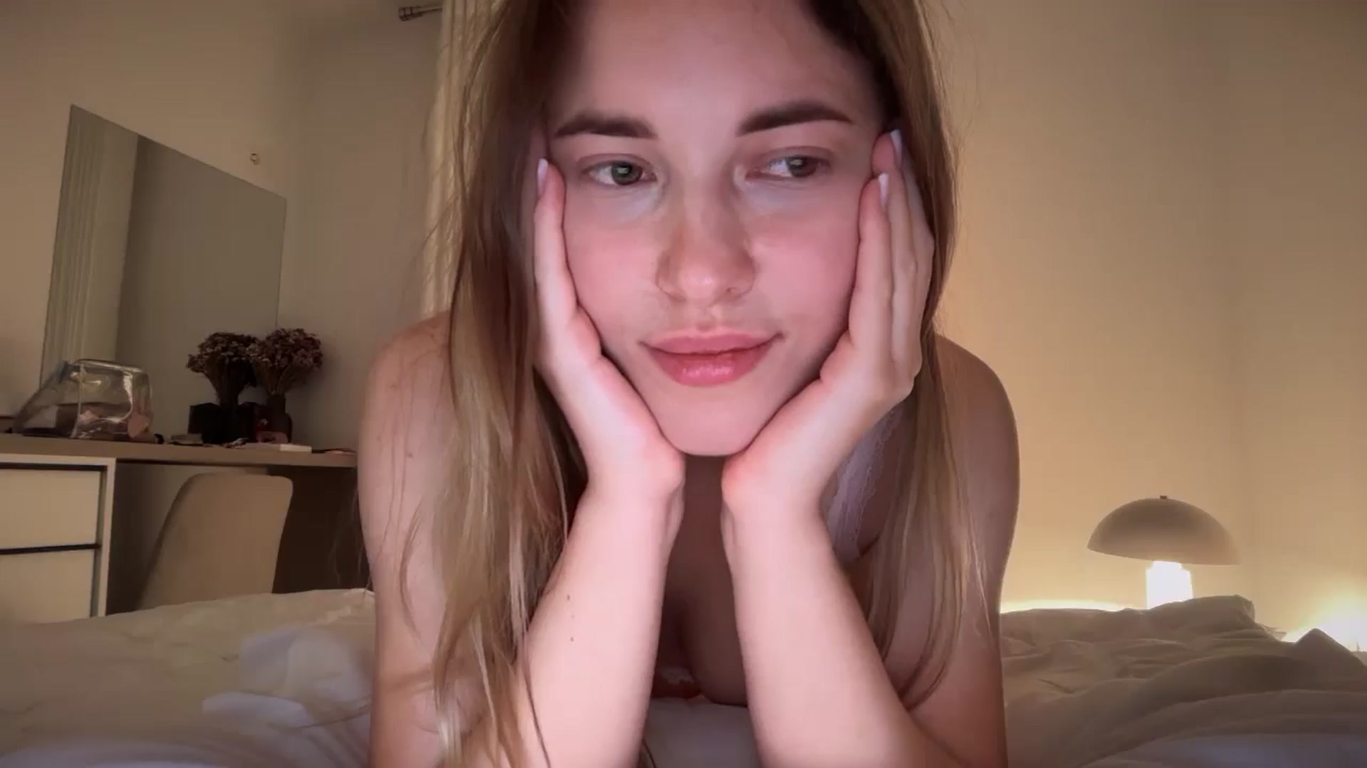 Gallery image thumbnail from SkySunFlower's myfreecams stream on, 06/05/2025, 02:00 image 11 of 20