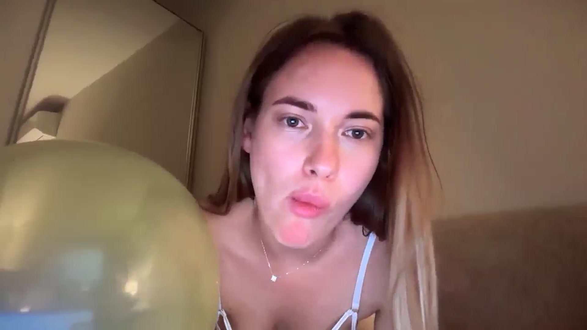 Gallery image thumbnail from SkySunFlower's myfreecams stream on, 06/11/2025, 01:12 image 4 of 20