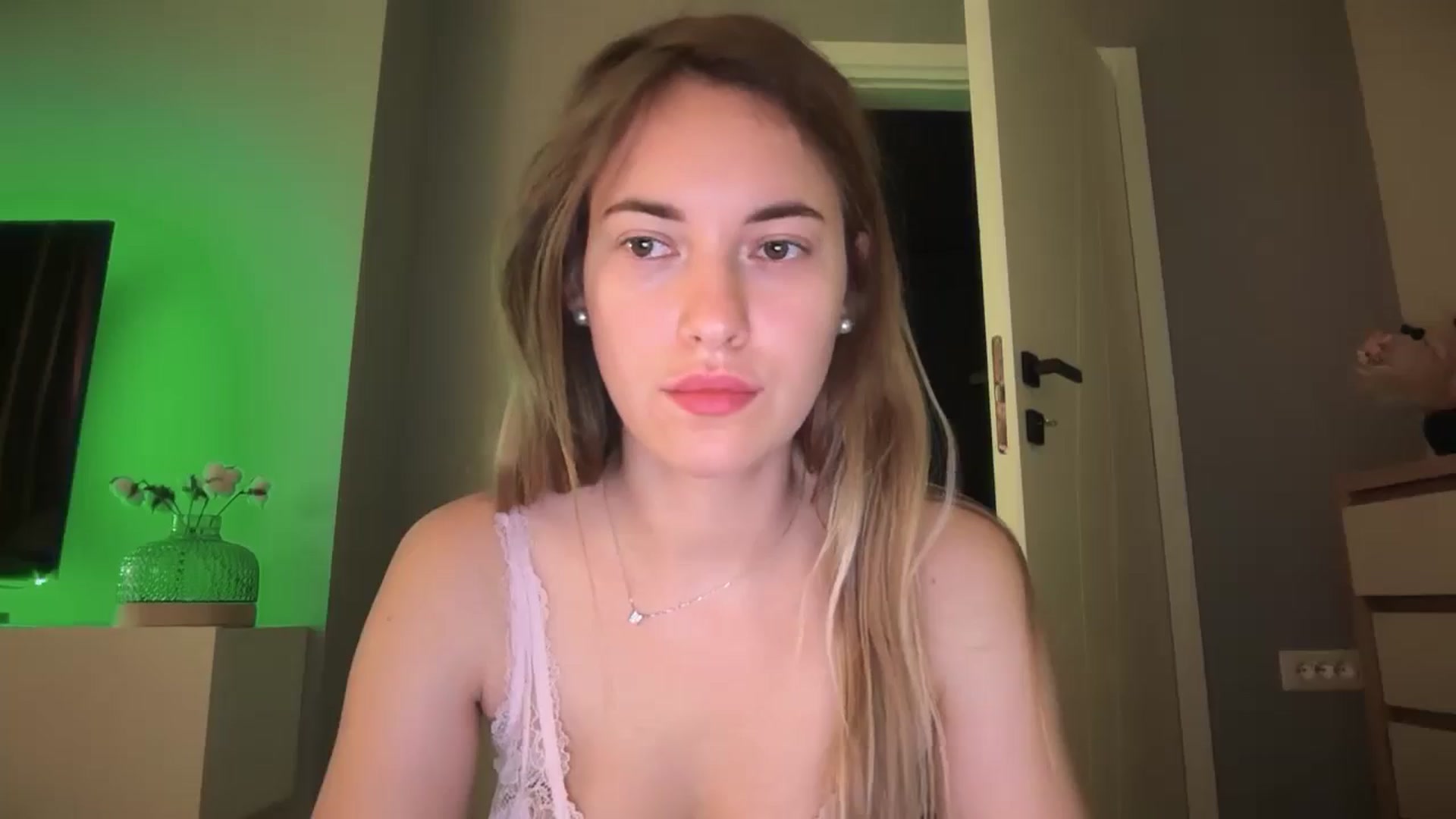Gallery image thumbnail from SkySunFlower's myfreecams stream on, 06/24/2025, 01:16 image 14 of 20