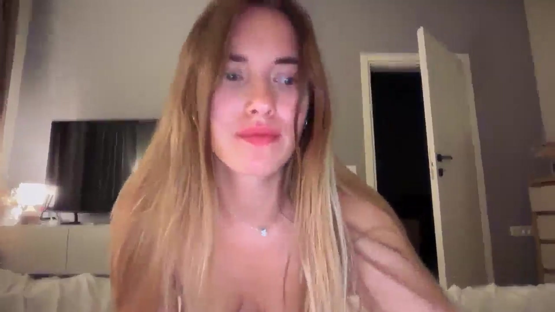 Gallery image thumbnail from SkySunFlower's myfreecams stream on, 07/17/2025, 03:20 image 7 of 20
