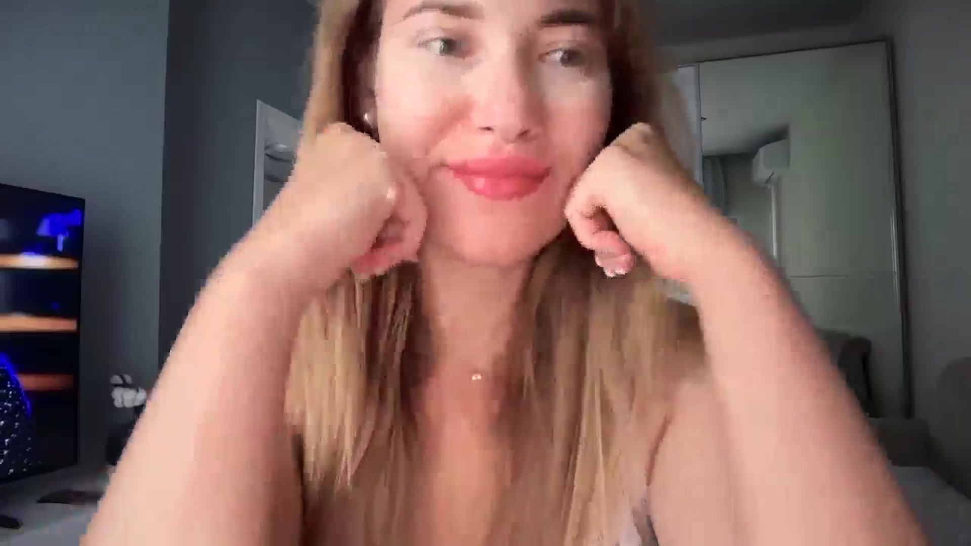 Gallery image thumbnail from SkySunFlower's myfreecams stream on, 07/18/2025, 14:37 image 8 of 20