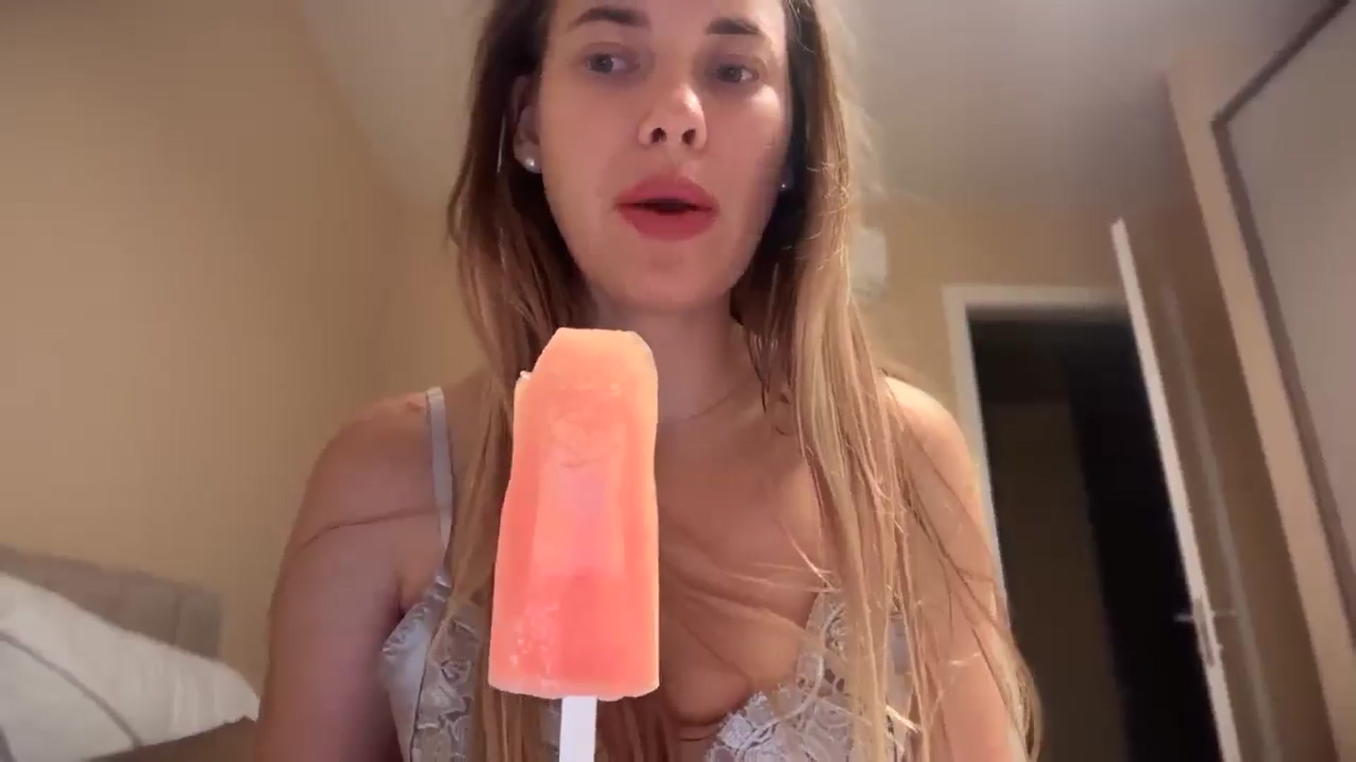 Gallery image thumbnail from SkySunFlower's myfreecams stream on, 08/11/2025, 18:44 image 4 of 20