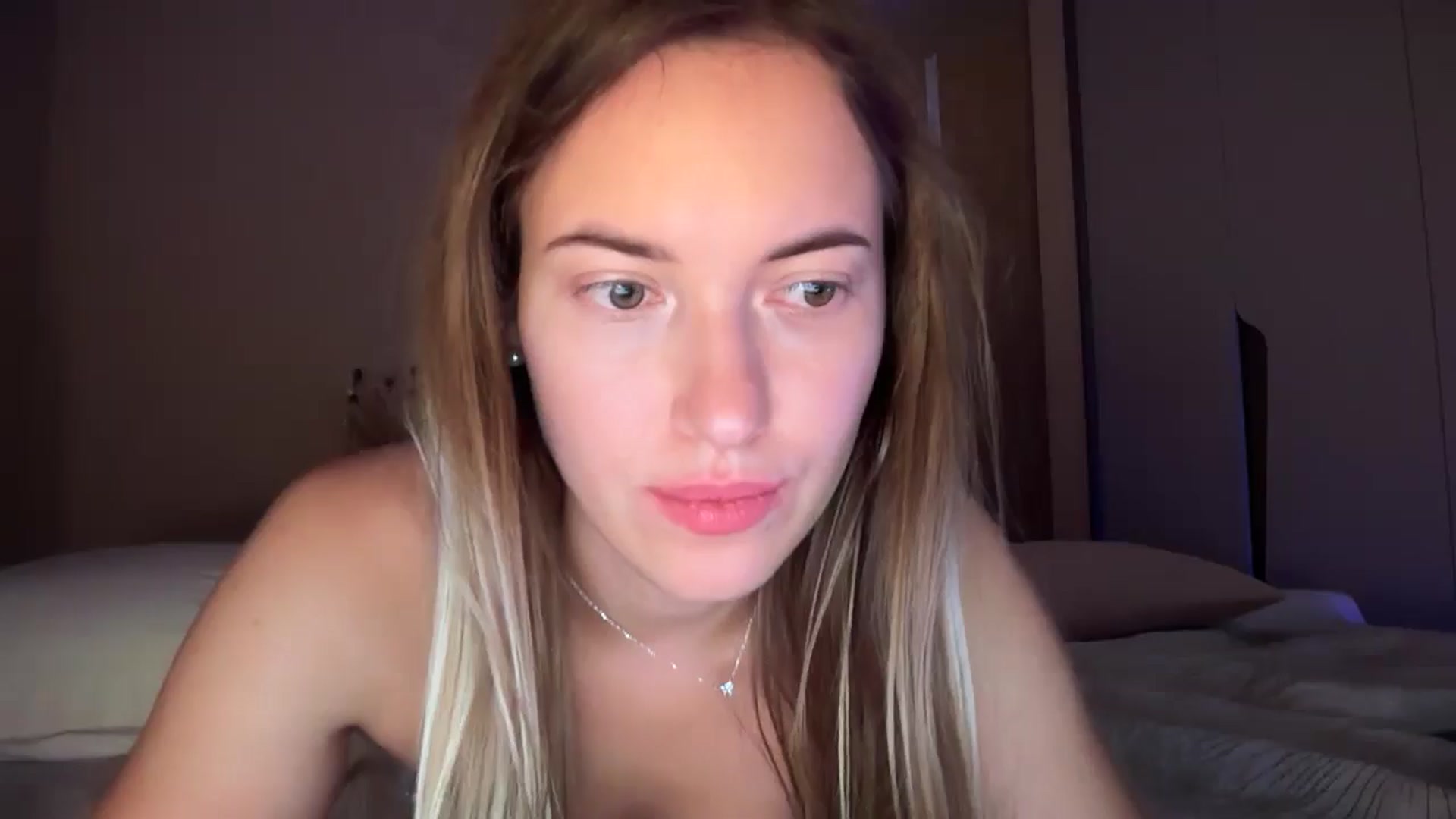 Gallery image thumbnail from SkySunFlower's myfreecams stream on, 08/22/2025, 04:43 image 1 of 20