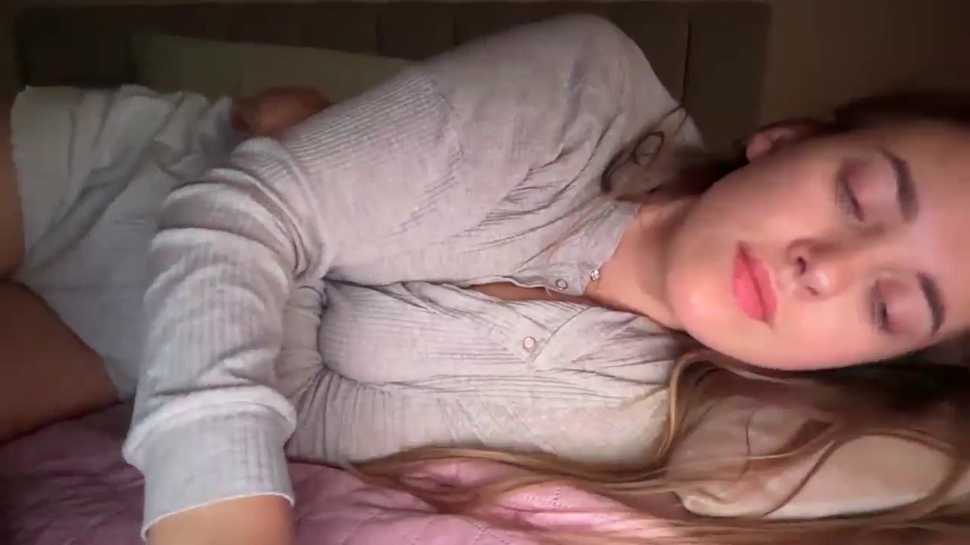 Gallery image thumbnail from SkySunFlower's myfreecams stream on, 08/30/2025, 08:21 image 3 of 20