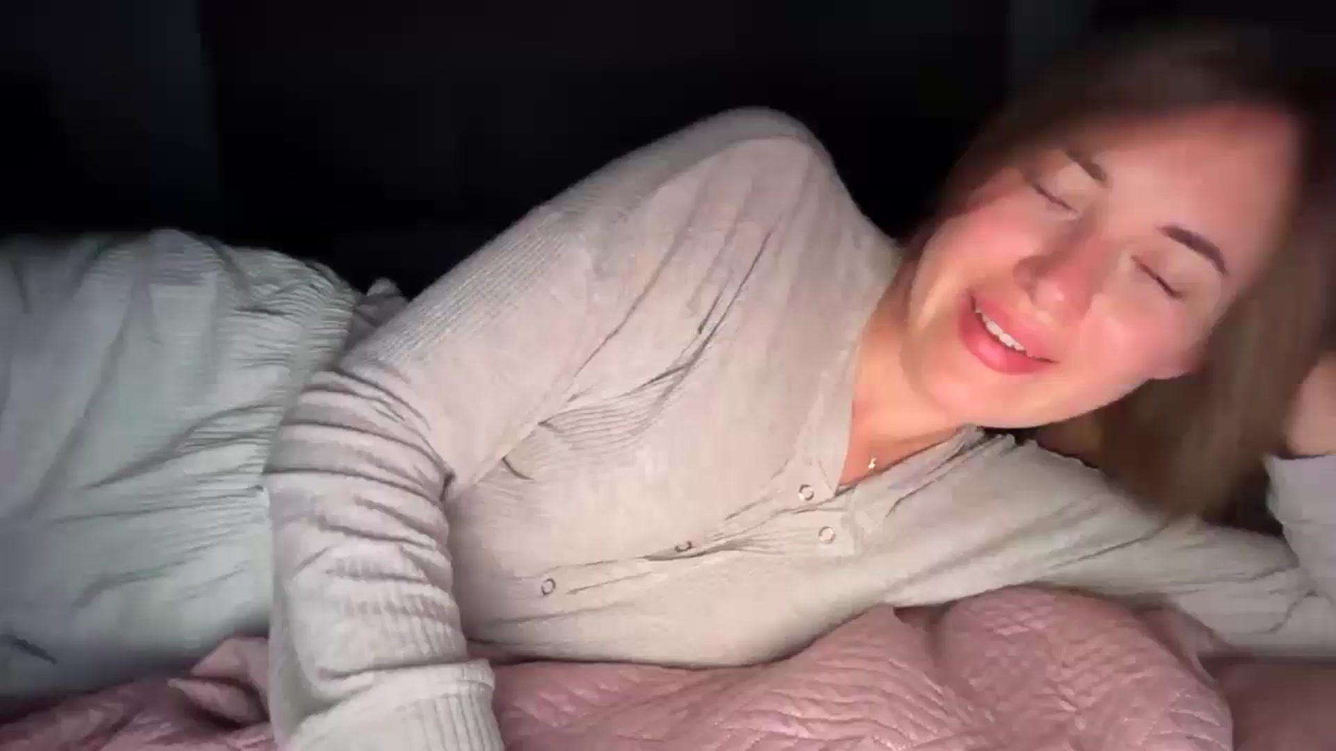 Gallery image thumbnail from SkySunFlower's myfreecams stream on, 09/17/2025, 04:59 image 1 of 20
