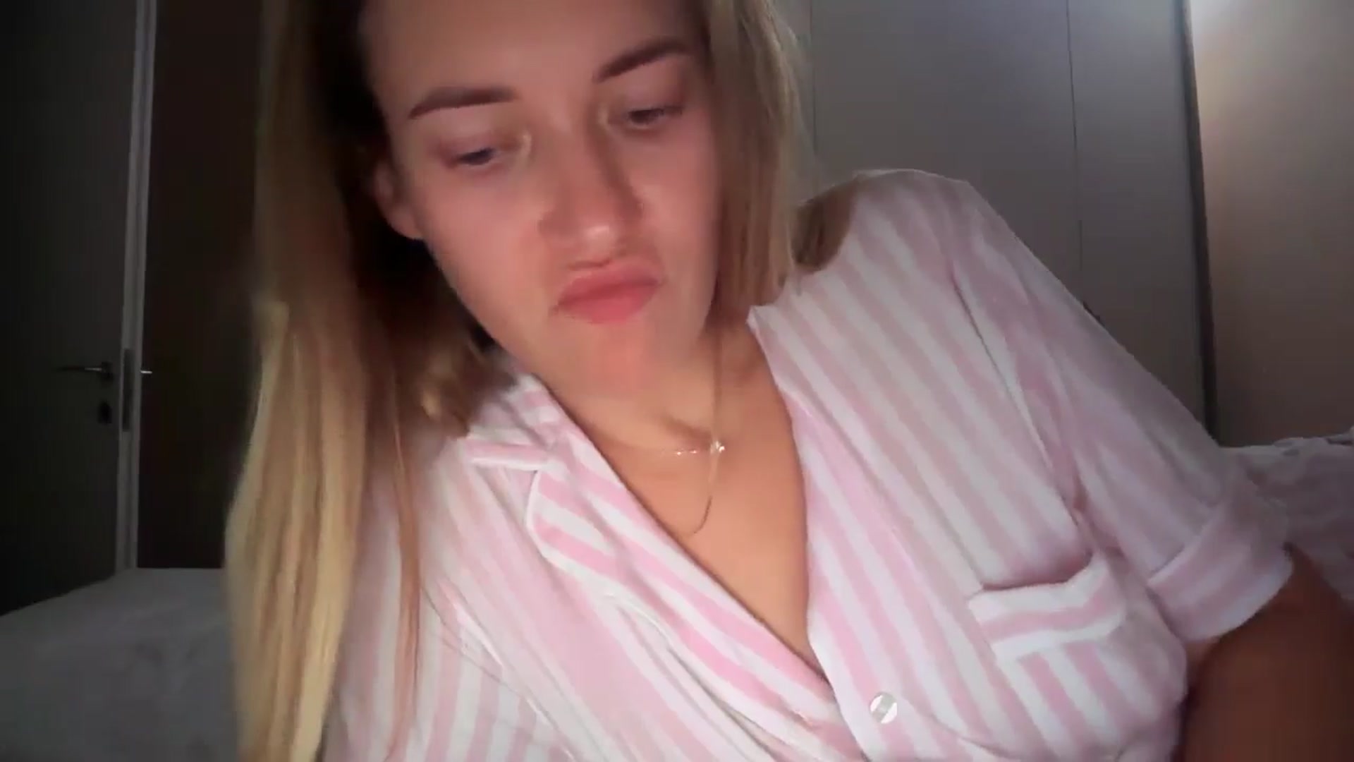 Gallery image thumbnail from SkySunFlower's myfreecams stream on, 09/23/2025, 23:52 image 6 of 20