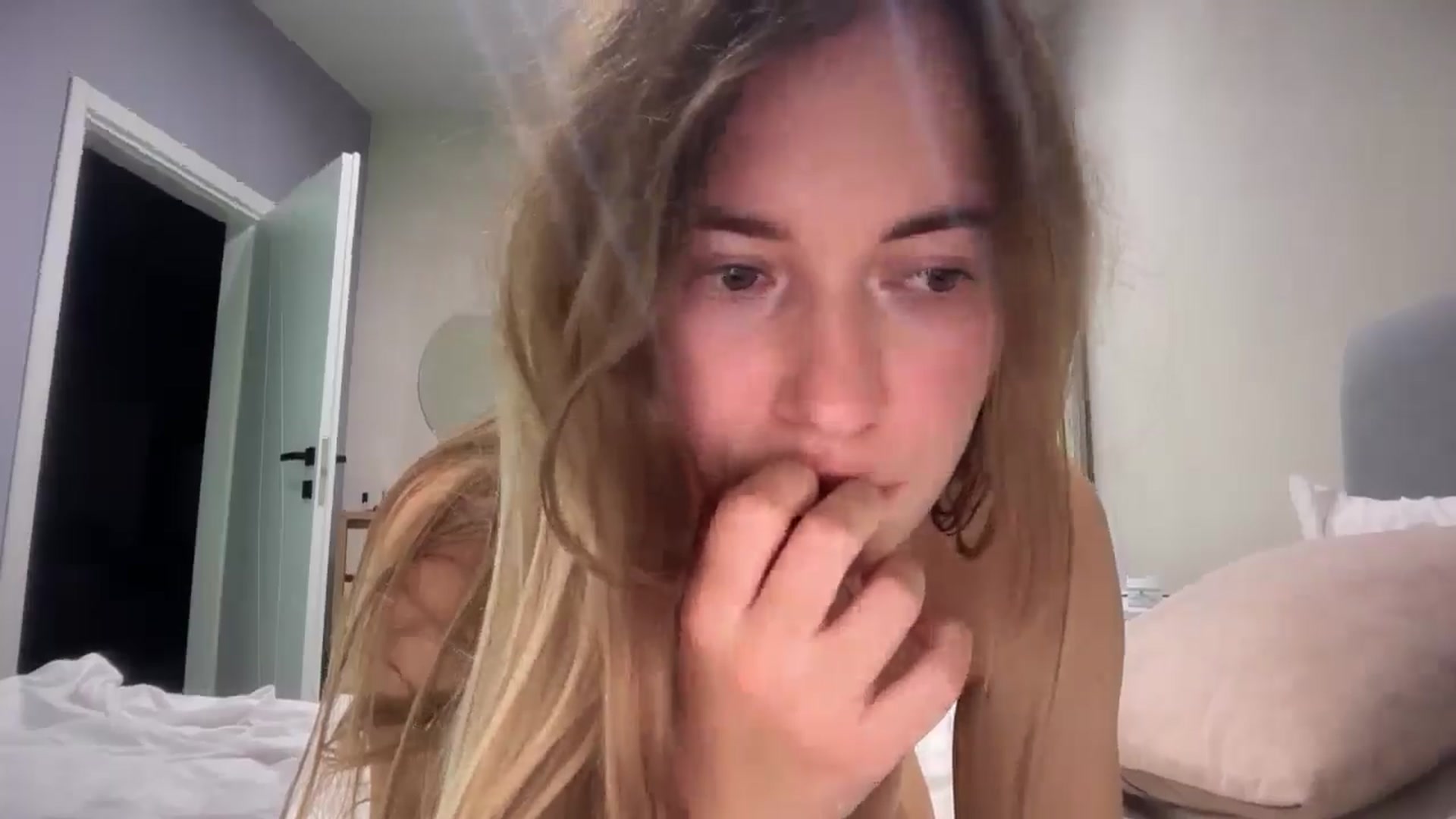 Gallery image thumbnail from SkySunFlower's myfreecams stream on, 10/10/2025, 21:43 image 16 of 20