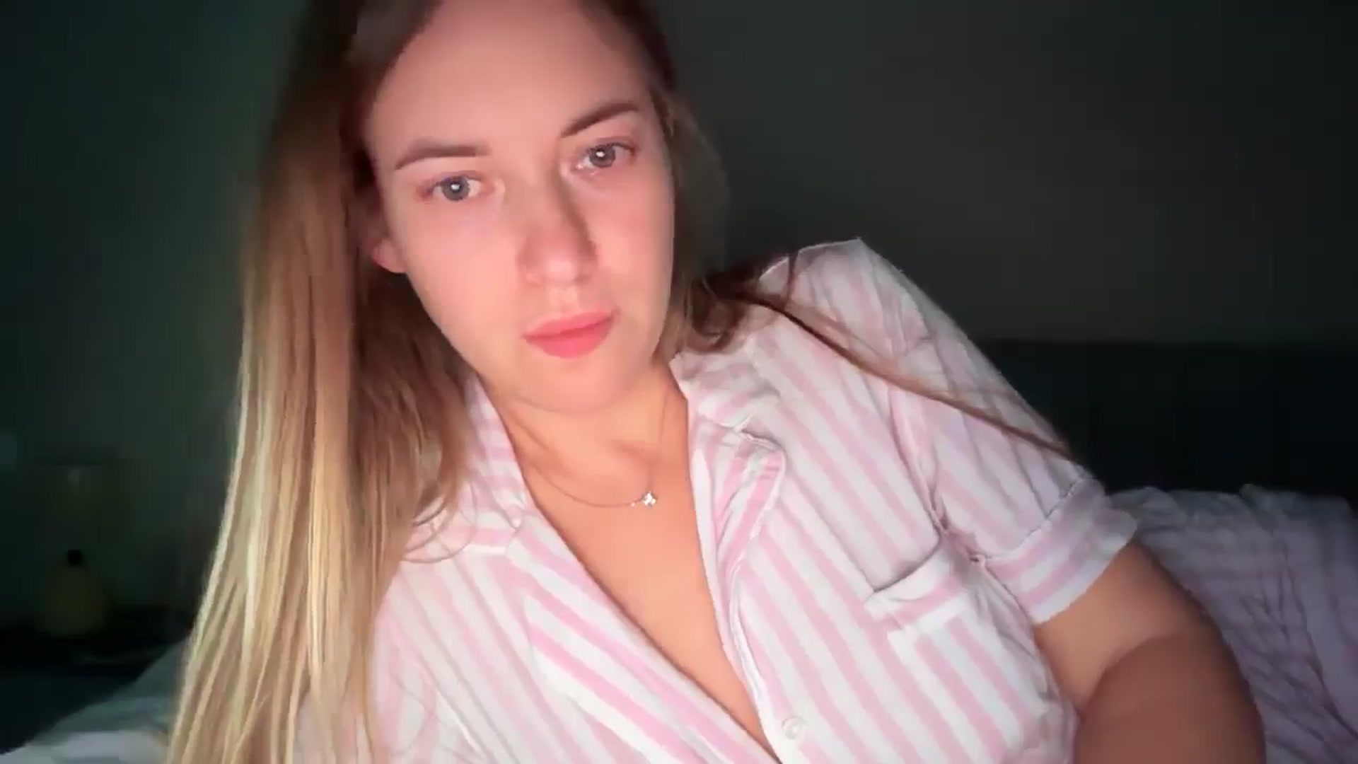 Gallery image thumbnail from SkySunFlower's myfreecams stream on, 10/15/2025, 06:35 image 10 of 20