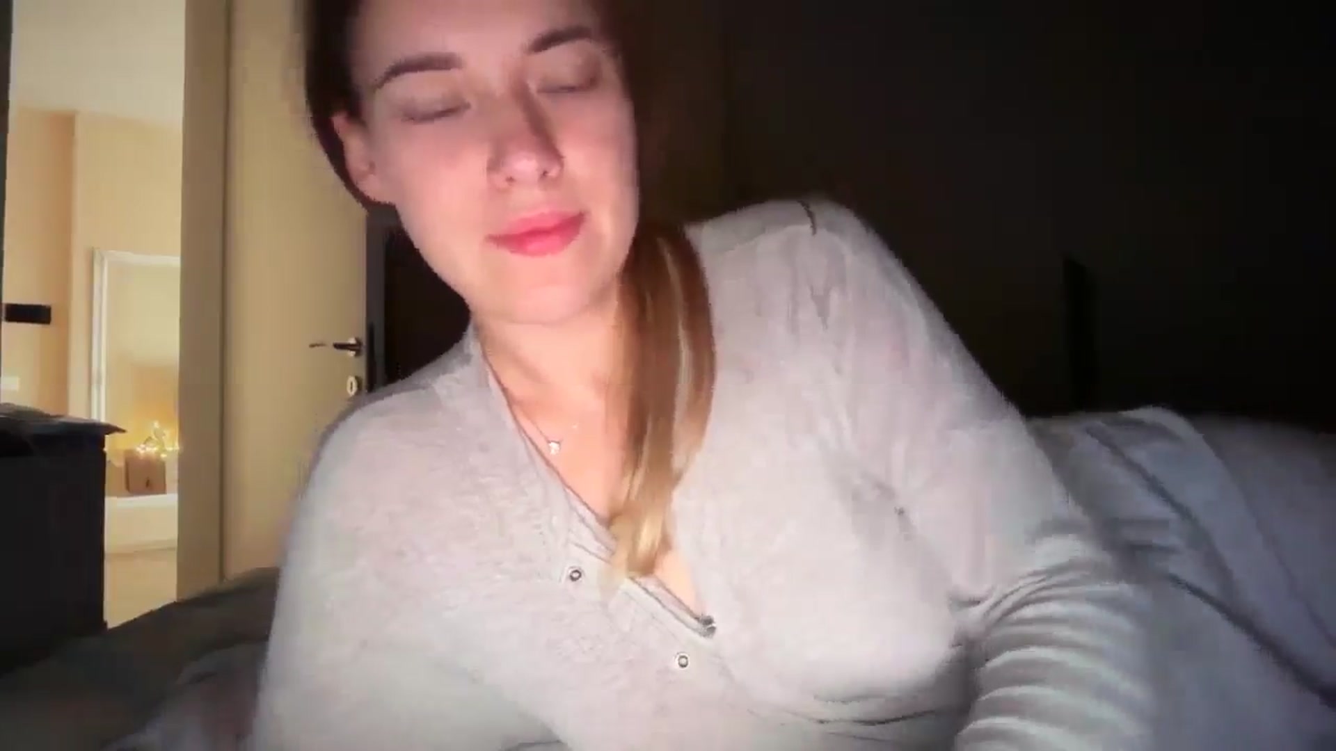 Gallery image thumbnail from SkySunFlower's myfreecams stream on, 11/15/2025, 10:08 image 4 of 20
