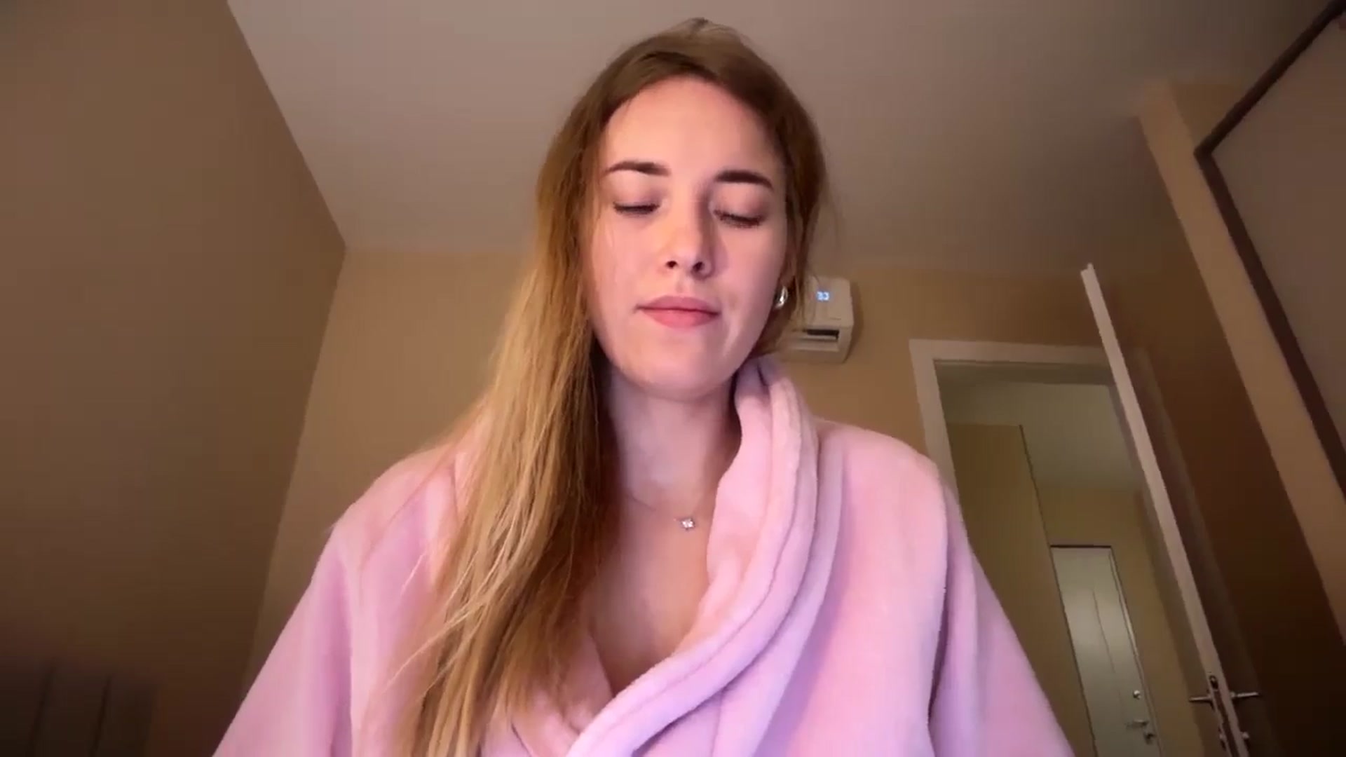Gallery image thumbnail from SkySunFlower's myfreecams stream on, 11/21/2025, 17:41 image 3 of 20