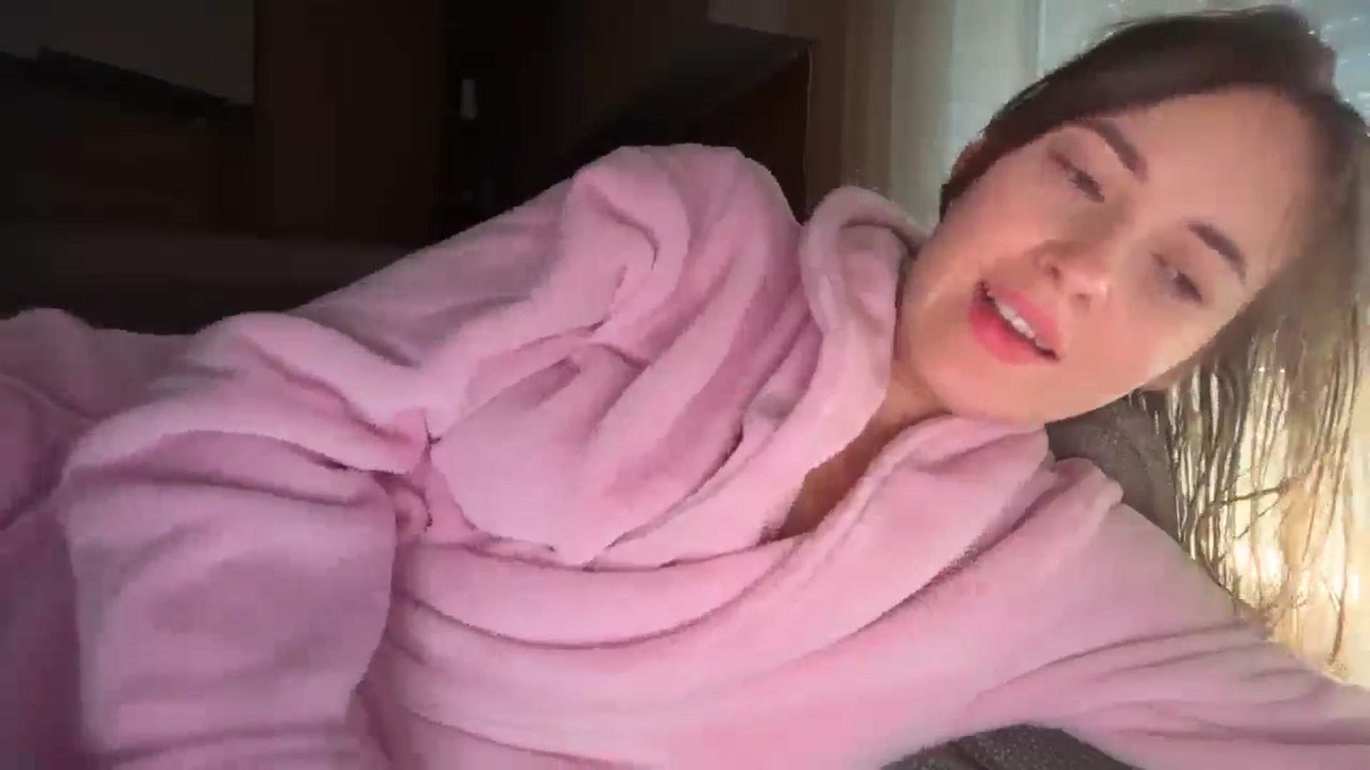 Gallery image thumbnail from SkySunFlower's myfreecams stream on, 12/12/2025, 11:29 image 7 of 20