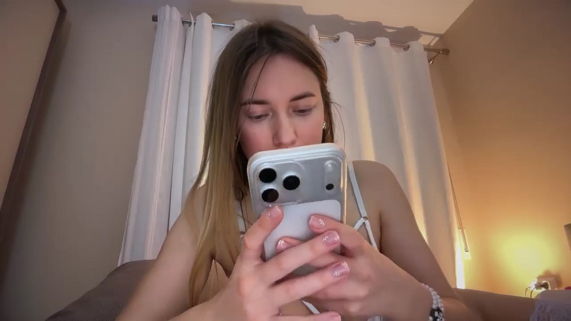 Gallery image thumbnail from SkySunFlower's myfreecams stream on, 01/13/2026, 24:00 image 4 of 20