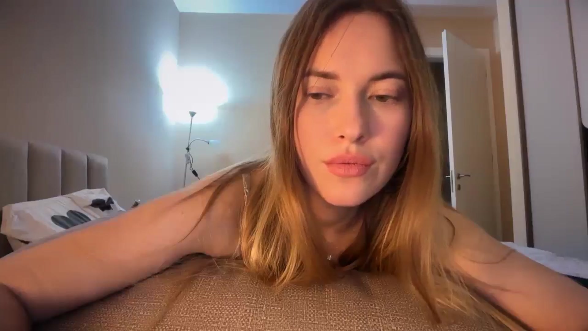 Gallery image thumbnail from SkySunFlower's myfreecams stream on, 03/03/2026, 01:48 image 14 of 20