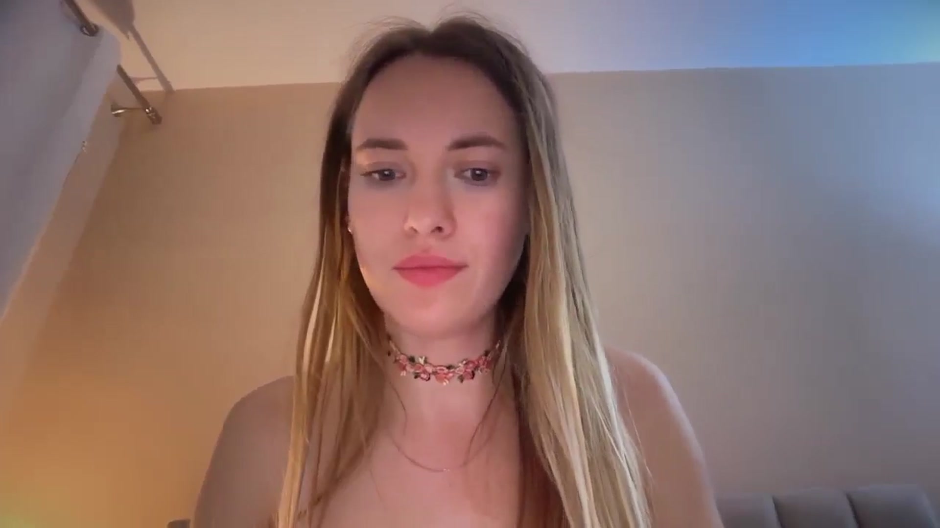 Gallery image thumbnail from SkySunFlower's myfreecams stream on, 03/19/2026, 04:19 image 17 of 20