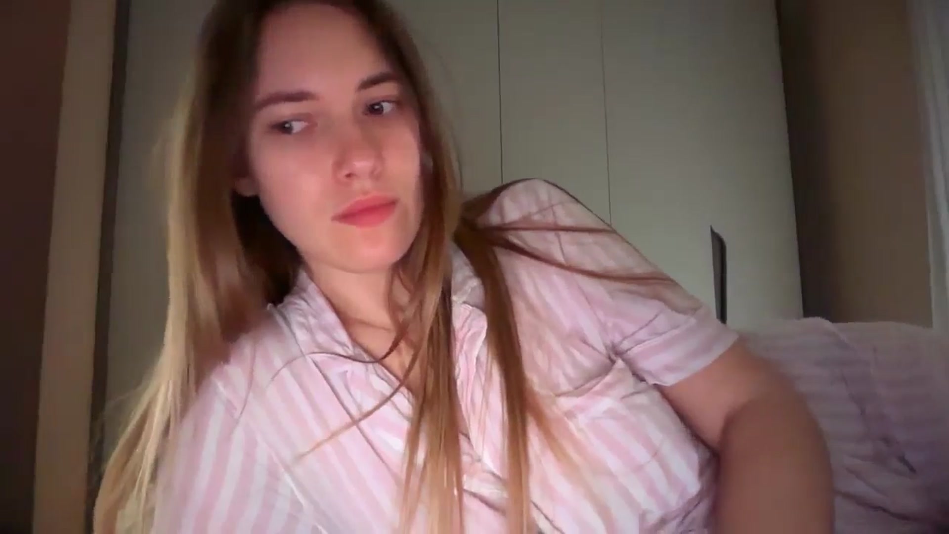 Gallery image thumbnail from SkySunFlower's myfreecams stream on, 03/26/2026, 13:30 image 7 of 20