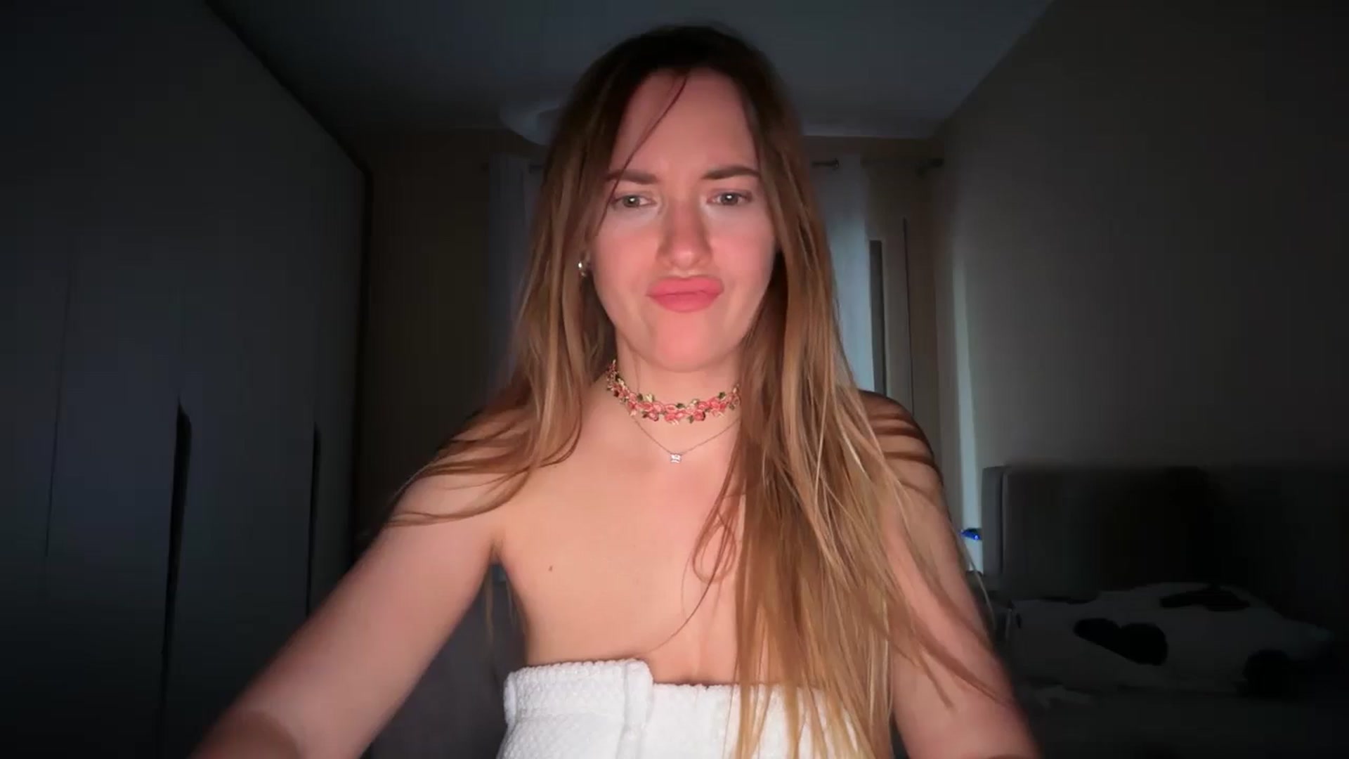 Gallery image thumbnail from SkySunFlower's myfreecams stream on, 04/05/2026, 04:37 image 10 of 20