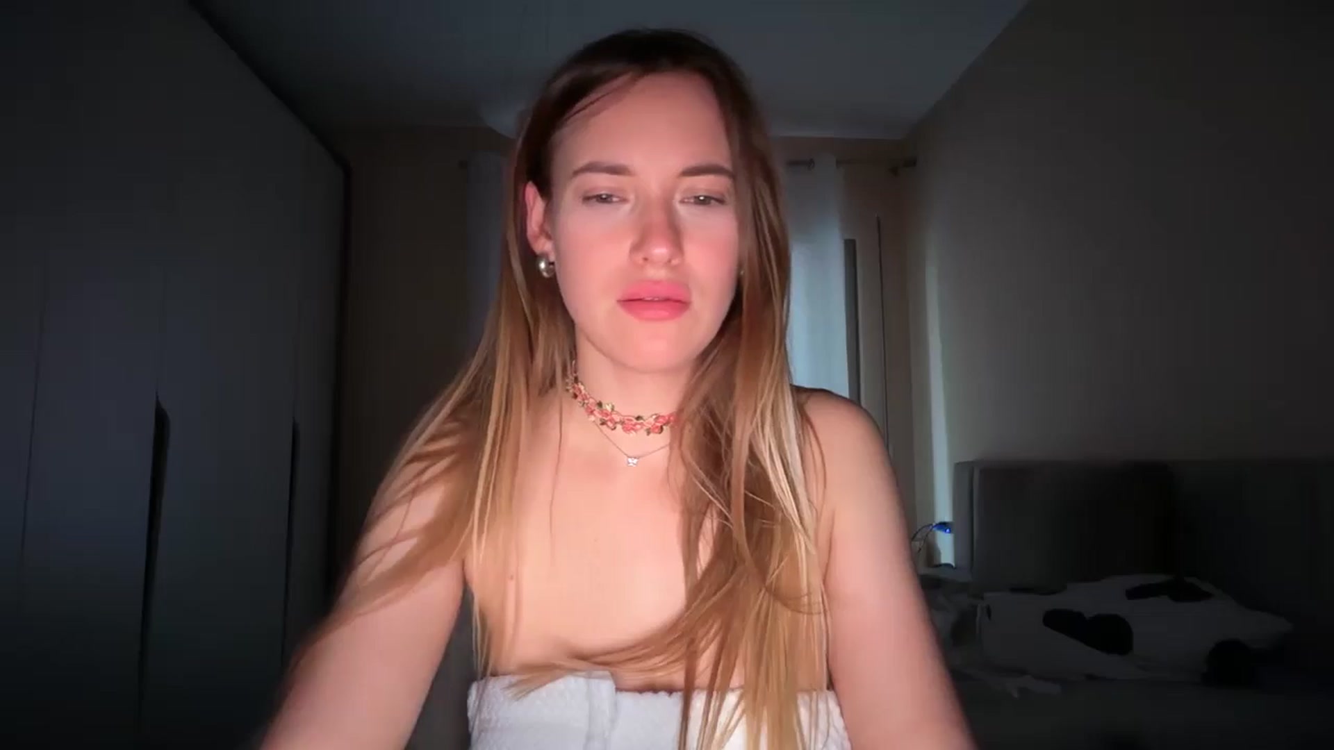 Gallery image thumbnail from SkySunFlower's myfreecams stream on, 04/05/2026, 04:37 image 12 of 20
