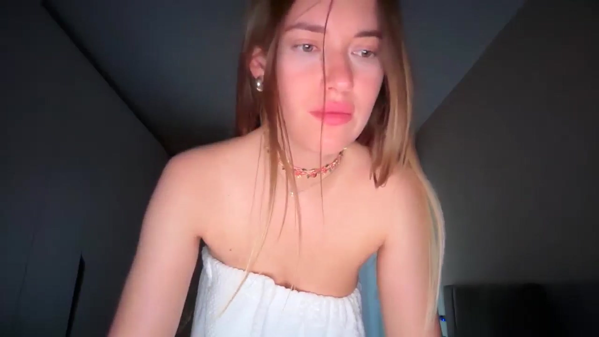Gallery image thumbnail from SkySunFlower's myfreecams stream on, 04/05/2026, 04:37 image 7 of 20