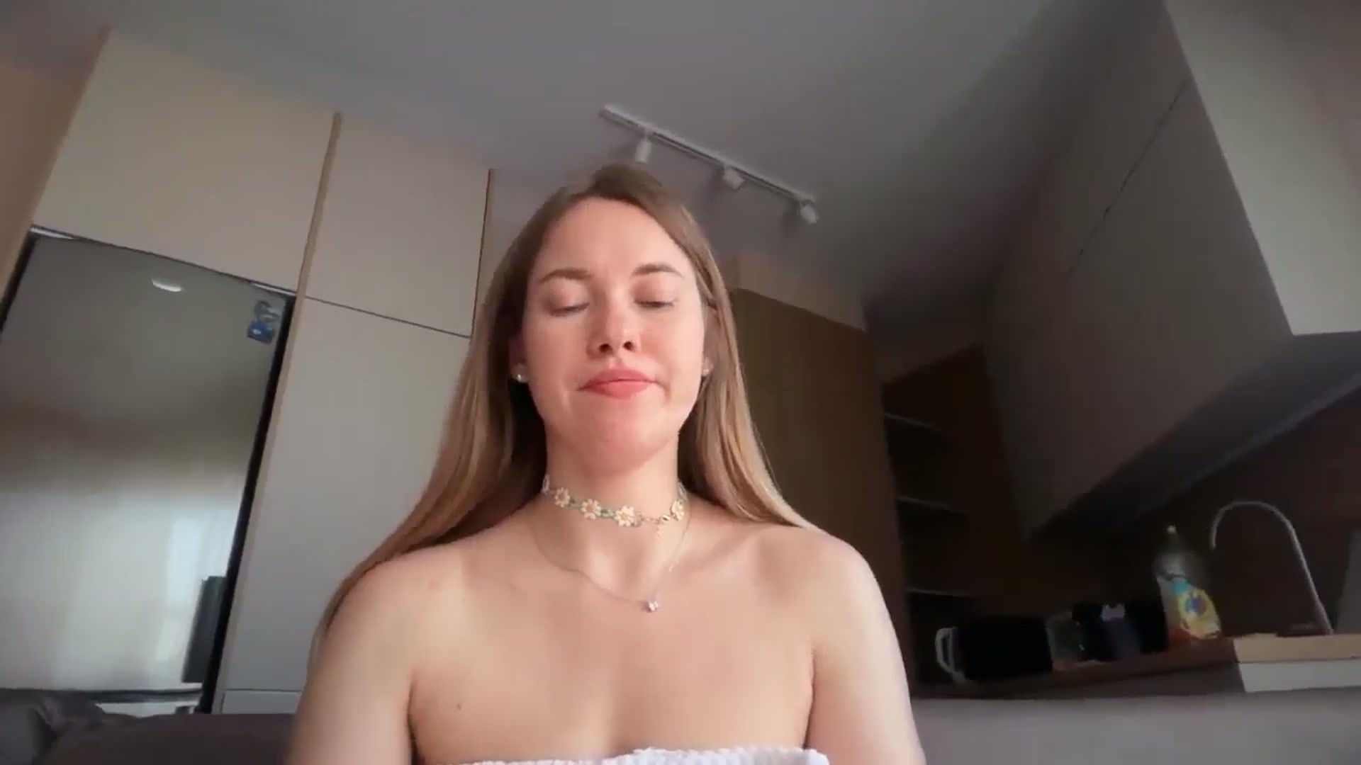 Gallery image thumbnail from SkySunFlower's myfreecams stream on, 04/18/2026, 05:44 image 5 of 20
