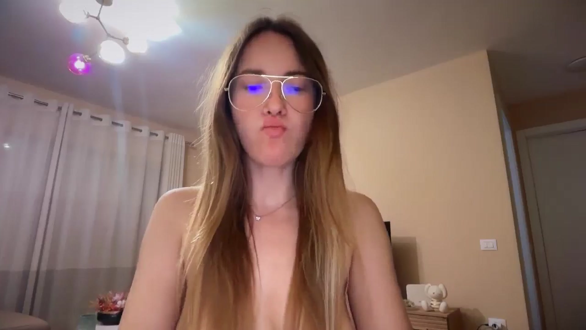 Gallery image thumbnail from SkySunFlower's myfreecams stream on, 04/19/2026, 22:31 image 5 of 20