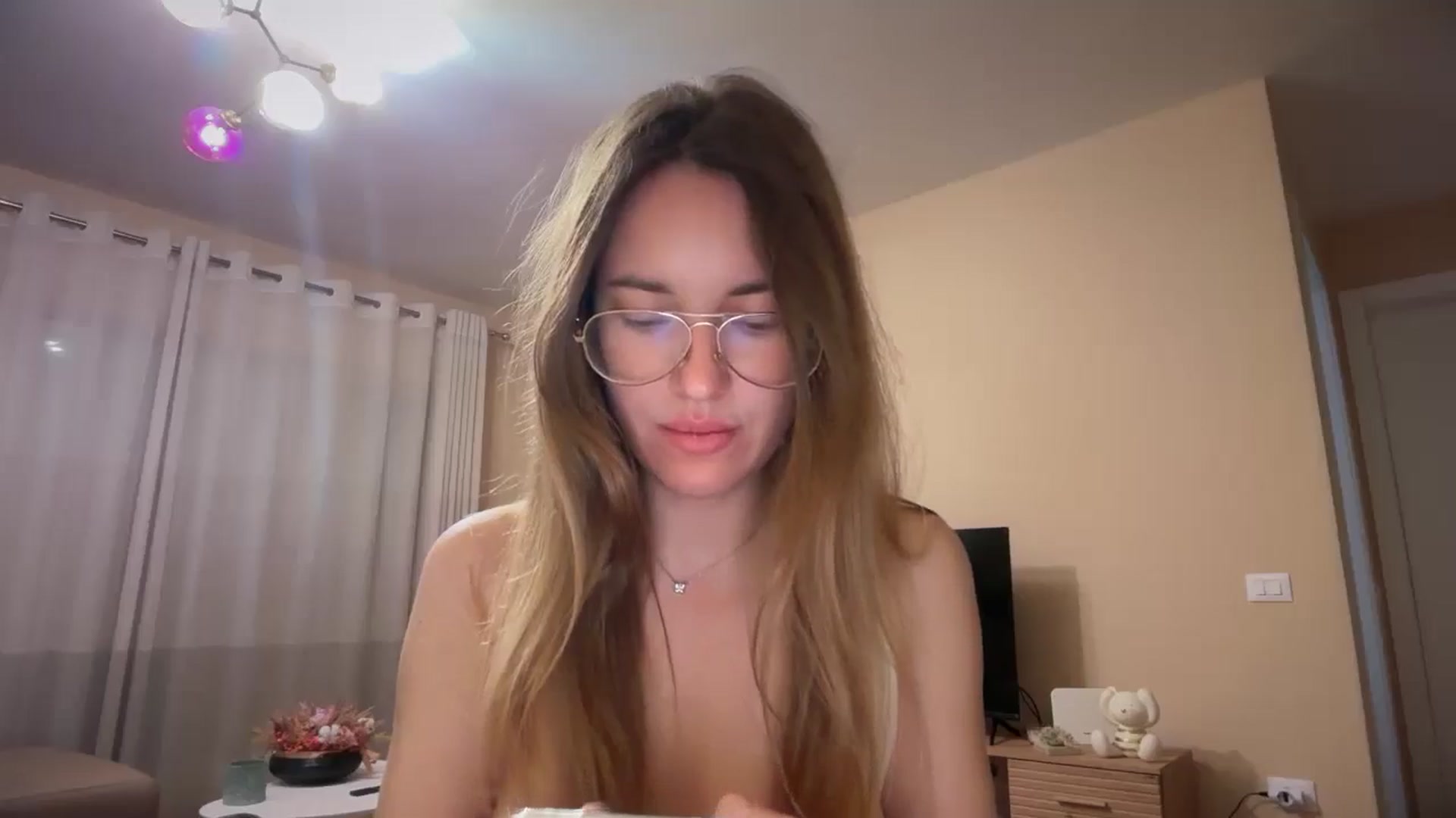 Gallery image thumbnail from SkySunFlower's myfreecams stream on, 04/19/2026, 22:31 image 3 of 20