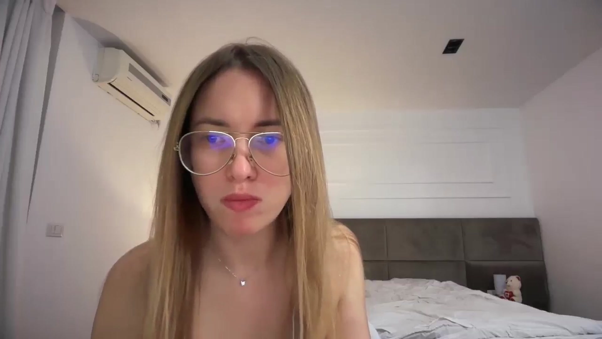Gallery image thumbnail from SkySunFlower's myfreecams stream on, 05/05/2026, 03:29 image 2 of 20