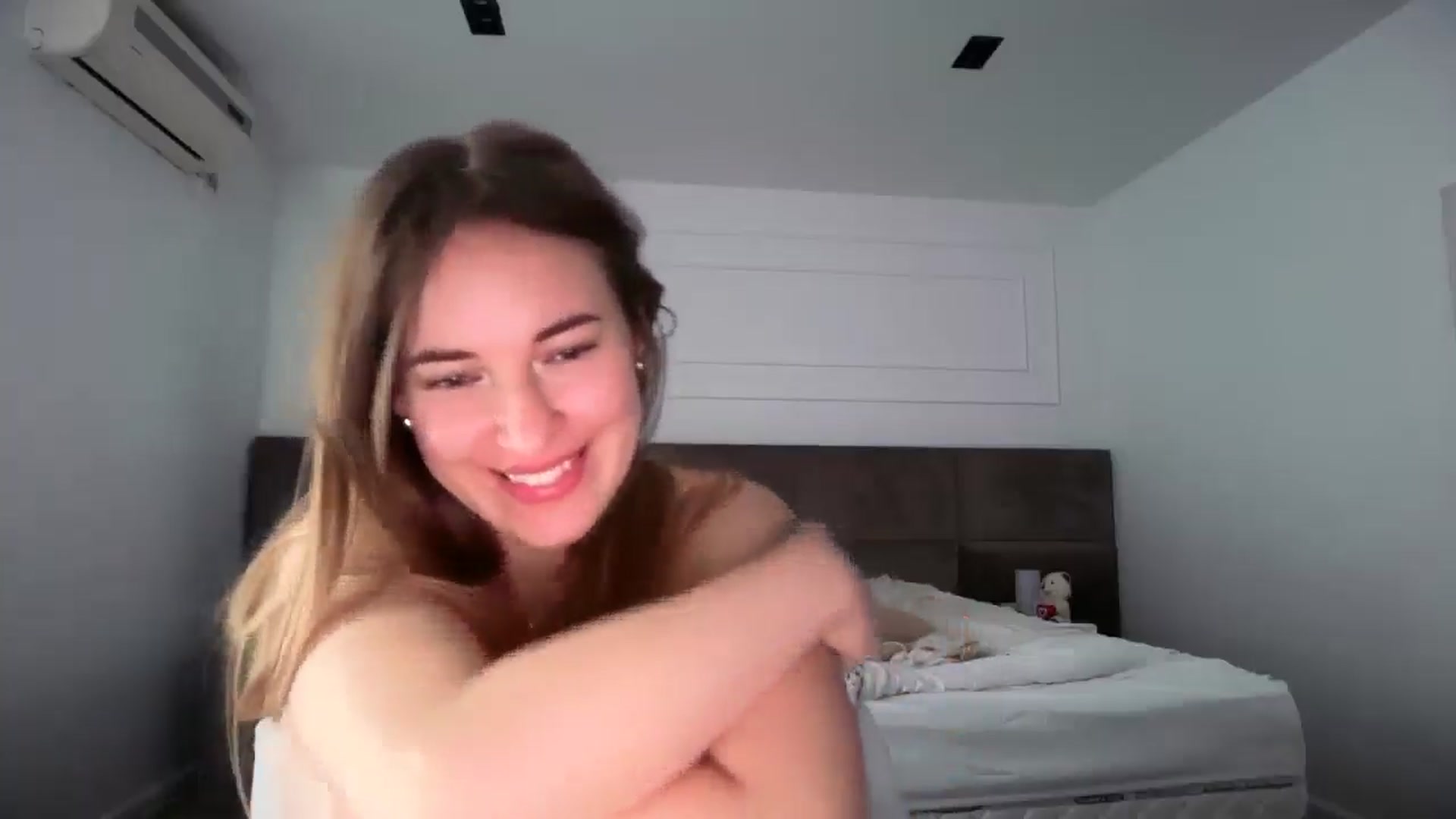 Gallery image thumbnail from SkySunFlower's myfreecams stream on, 05/06/2026, 08:06 image 13 of 20