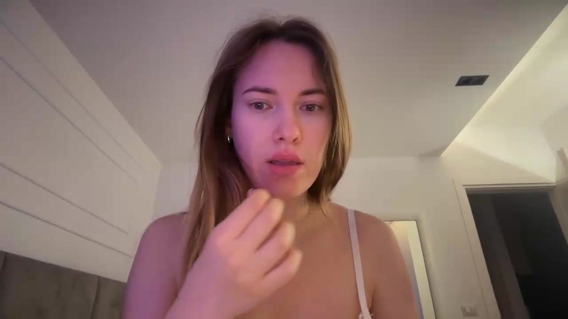 Gallery image thumbnail from SkySunFlower's myfreecams stream on, 05/17/2026, 24:53 image 2 of 20