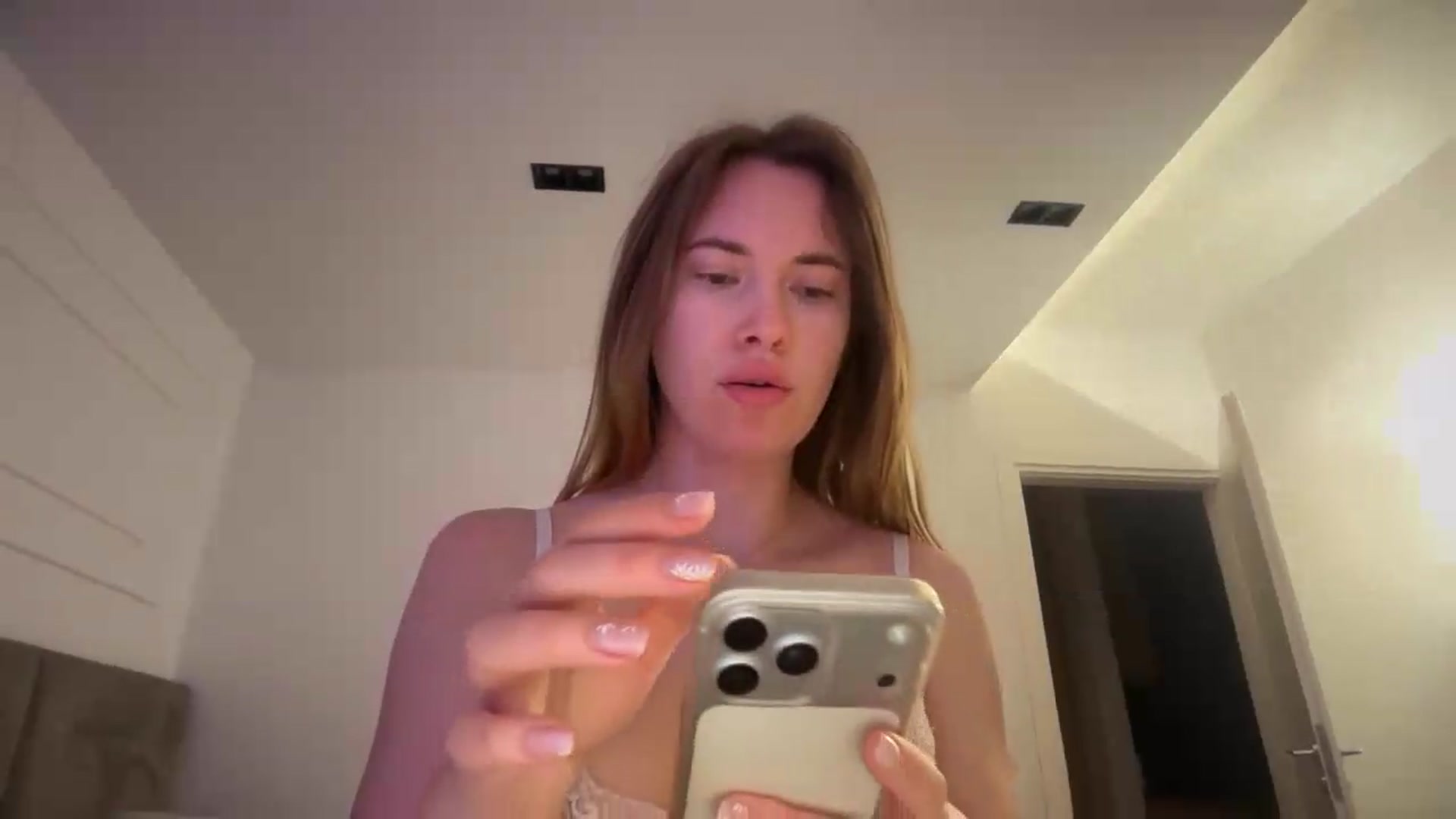 Gallery image thumbnail from SkySunFlower's myfreecams stream on, 05/17/2026, 24:53 image 6 of 20