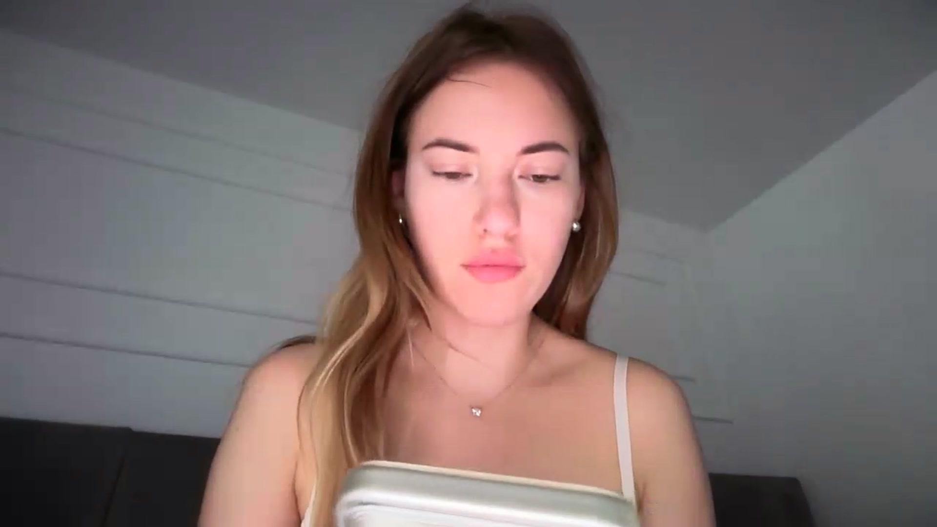 Gallery image thumbnail from SkySunFlower's myfreecams stream on, 05/18/2026, 05:35 image 10 of 20