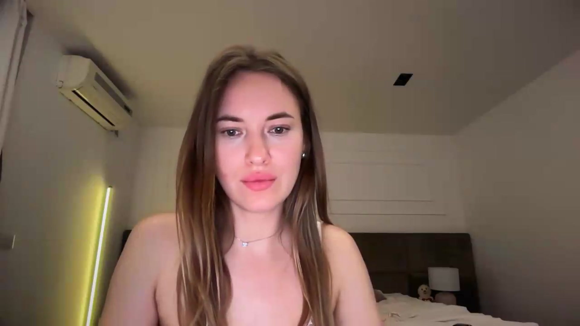 Gallery image thumbnail from SkySunFlower's myfreecams stream on, 05/21/2026, 24:33 image 5 of 20